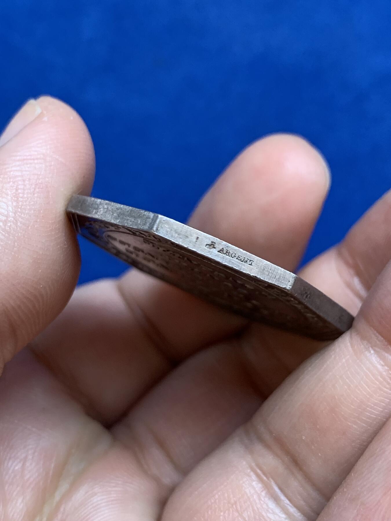 《竞宝斋》第271场-八角与章专场 周日，周一，周二  3场连拍 （全场包邮） 法国八角银质代币，根据皇家法令授权的火灾保险公司，20.63g，35.7mm，船首边铭（1842-1845年）