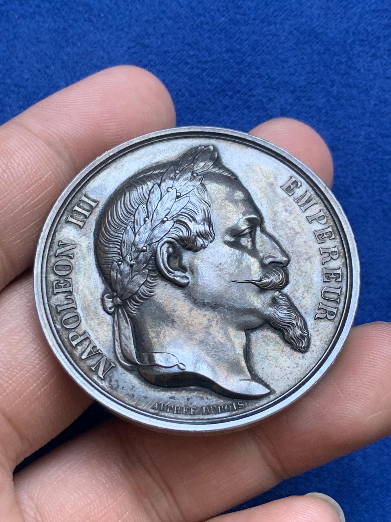 《竞宝斋》第271场-八角与章专场 周日，周一，周二  3场连拍 （全场包邮） 法国米尔博农业委员会银章，50.38g，45.7mm，蜜蜂边铭，品相完美带原盒