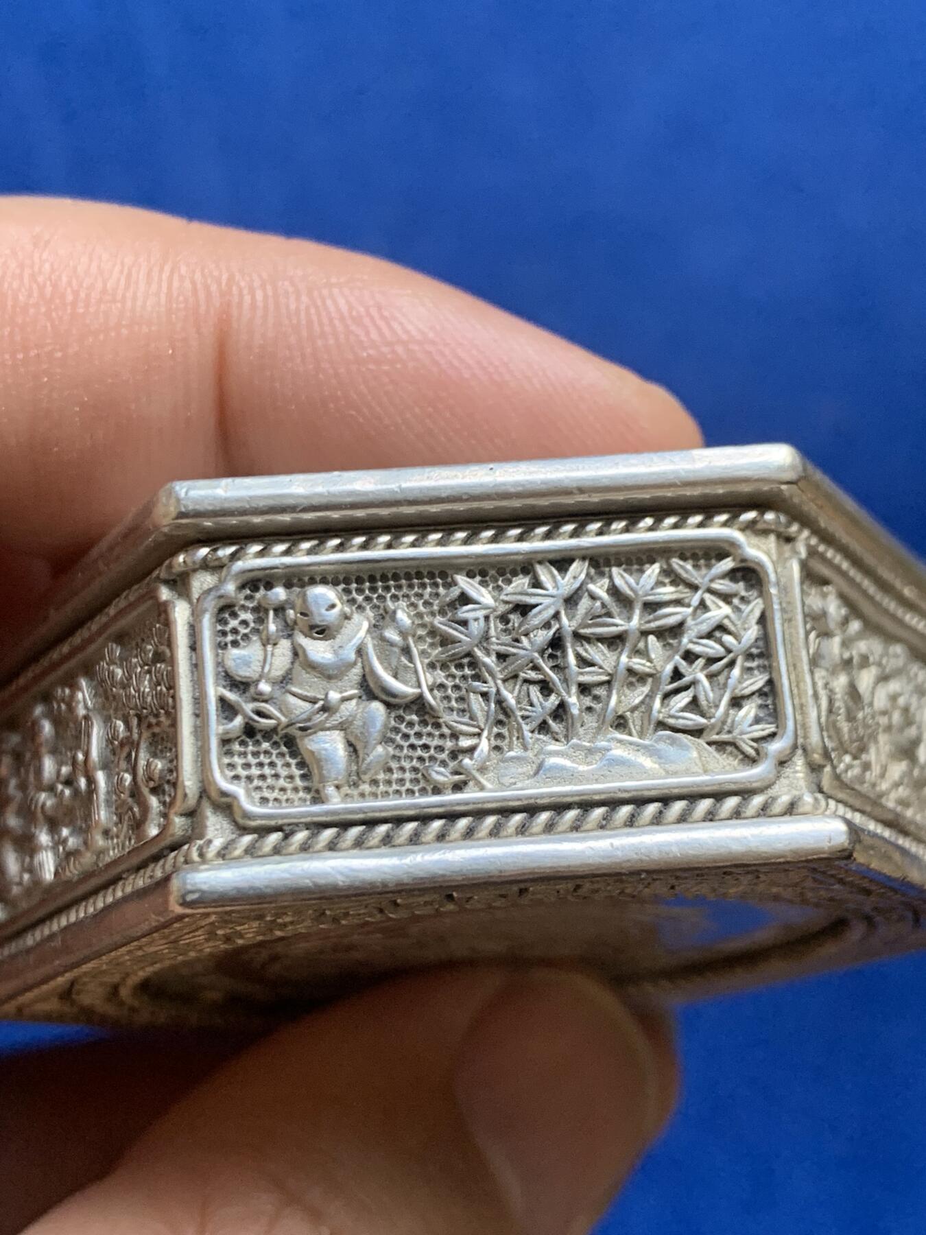 《竞宝斋》第269场- 周日，周一，周二  3场连拍 （全场包邮） 六角装饰盒 材质不明 两枚币不对 细节见图 重117.6克 直径50.5-57.4mm