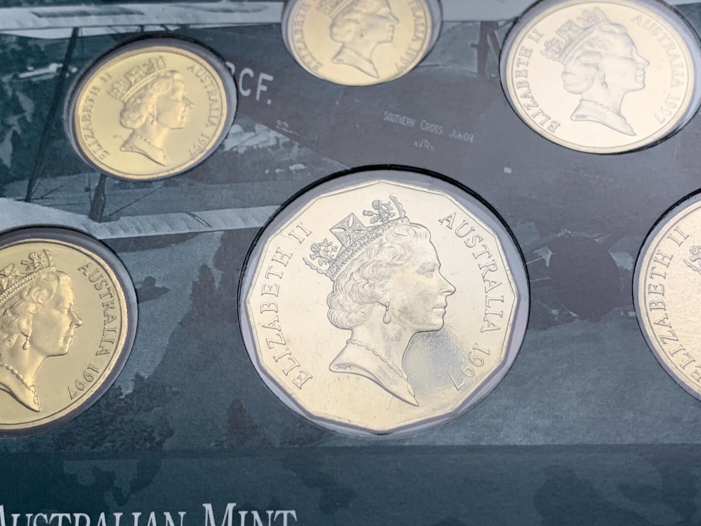 《竞宝斋》第269场- 周日，周一，周二  3场连拍 （全场包邮） 1997年澳大利亚皇家造币厂官方套币 带1元流通纪念币