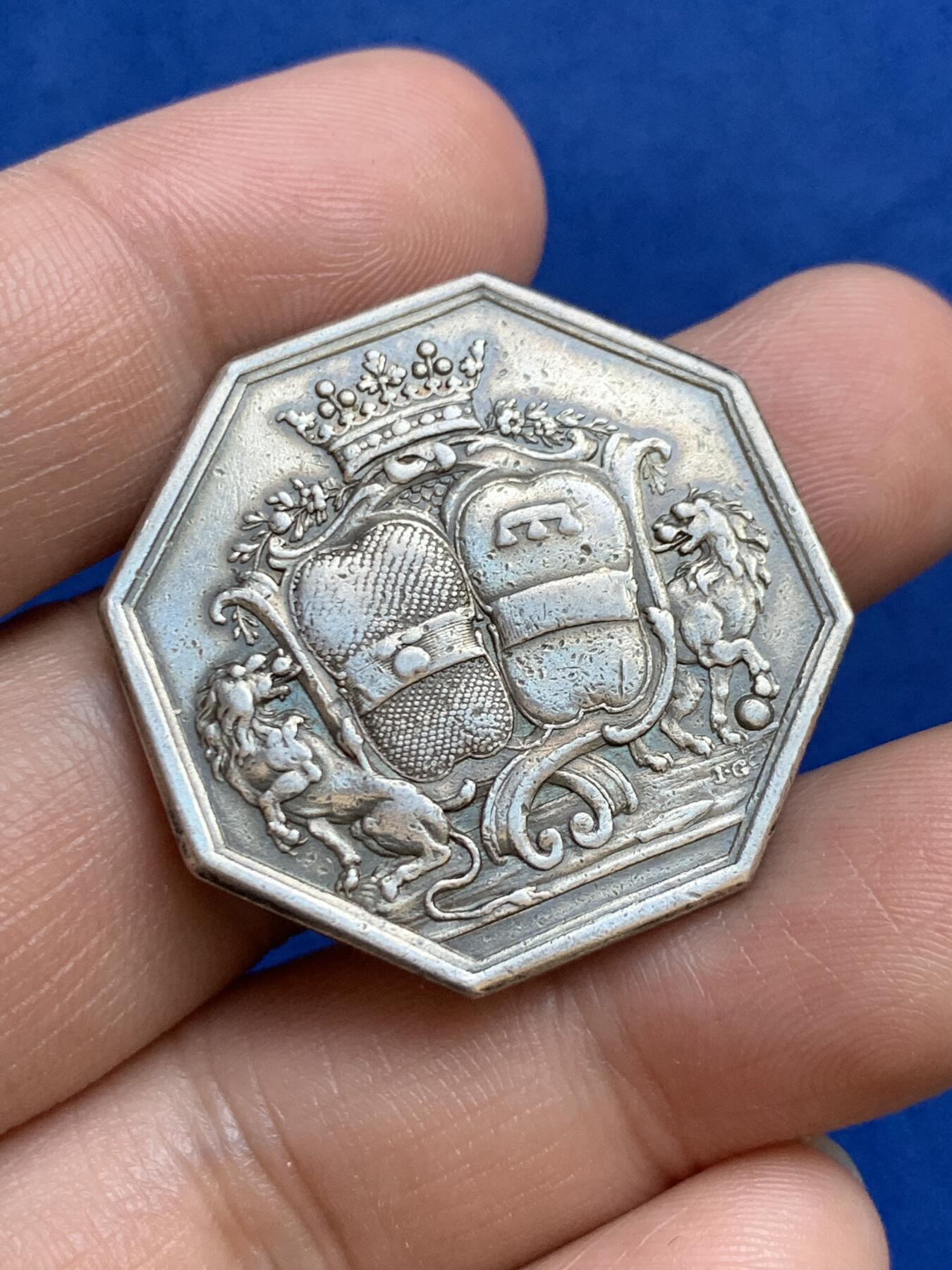 《竞宝斋》第271场-八角与章专场 周日，周一，周二  3场连拍 （全场包邮） 法国八角银章，早期贵族双狮盾徽，14.19g，33mm，早期无边铭