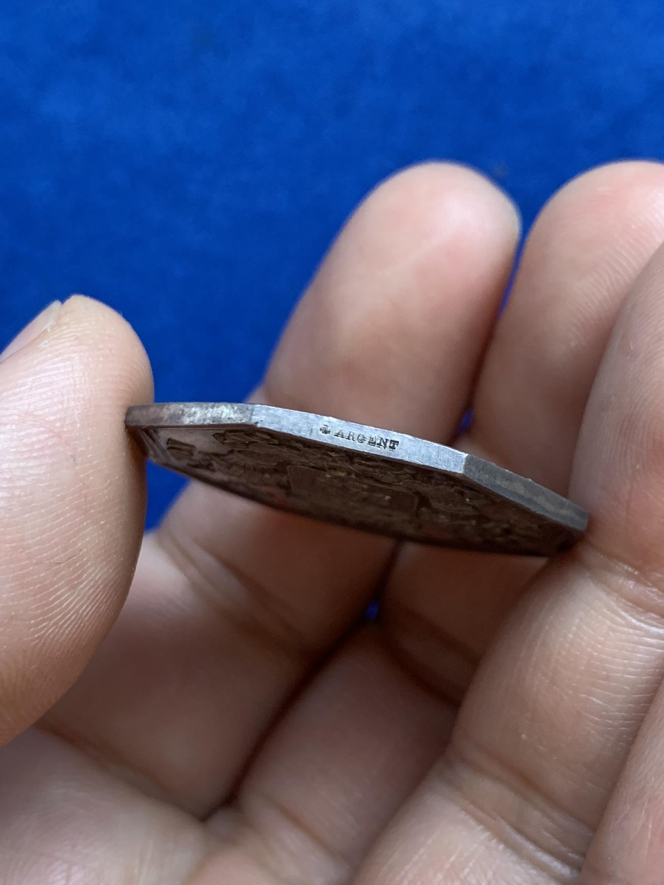 《竞宝斋》第271场-八角与章专场 周日，周一，周二  3场连拍 （全场包邮） 法国JETON银质八角，里昂银行，直径31.3毫米，重12.50克，边铭：船锚+C argent（1841-1842）