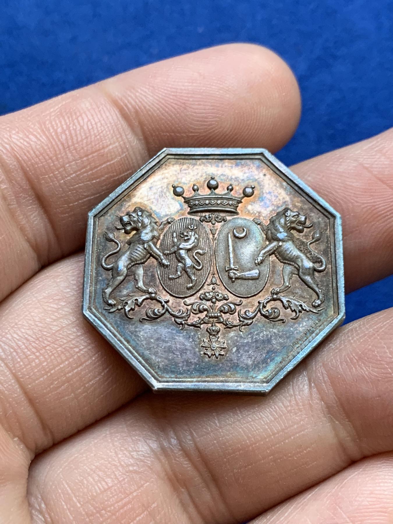 《竞宝斋》第271场-八角与章专场 周日，周一，周二  3场连拍 （全场包邮） 法国双狮背花体八角银章，13.76g，30.3mm，手指边铭，首见品种