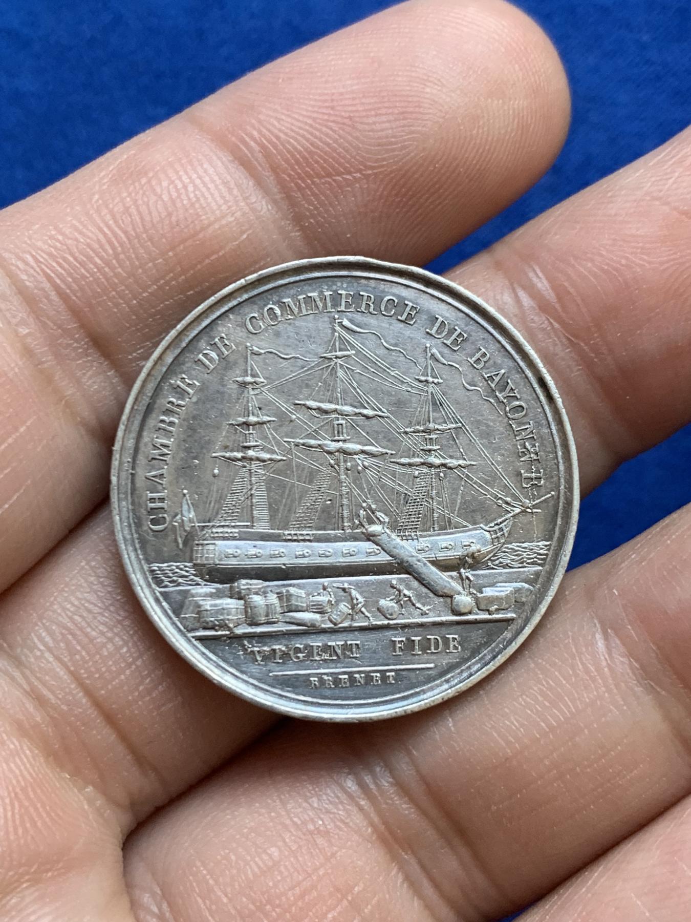 《竞宝斋》第271场-八角与章专场 周日，周一，周二  3场连拍 （全场包邮） 法国巴约讷商会银质代币，11.49g，30.2mm，早期无边铭，有轻磕