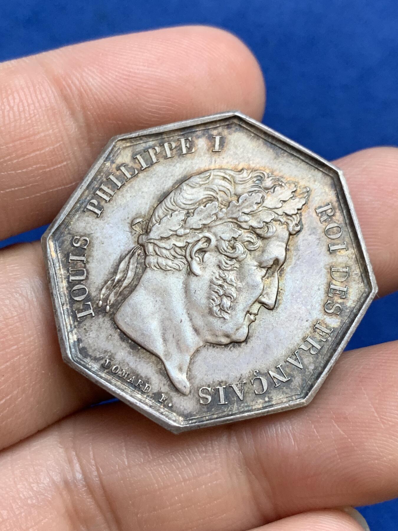 《竞宝斋》第271场-八角与章专场 周日，周一，周二  3场连拍 （全场包邮） 法国1830年巴黎一审法庭和法律辩护八角银质代币，17.03g，33.3mm，手指边铭