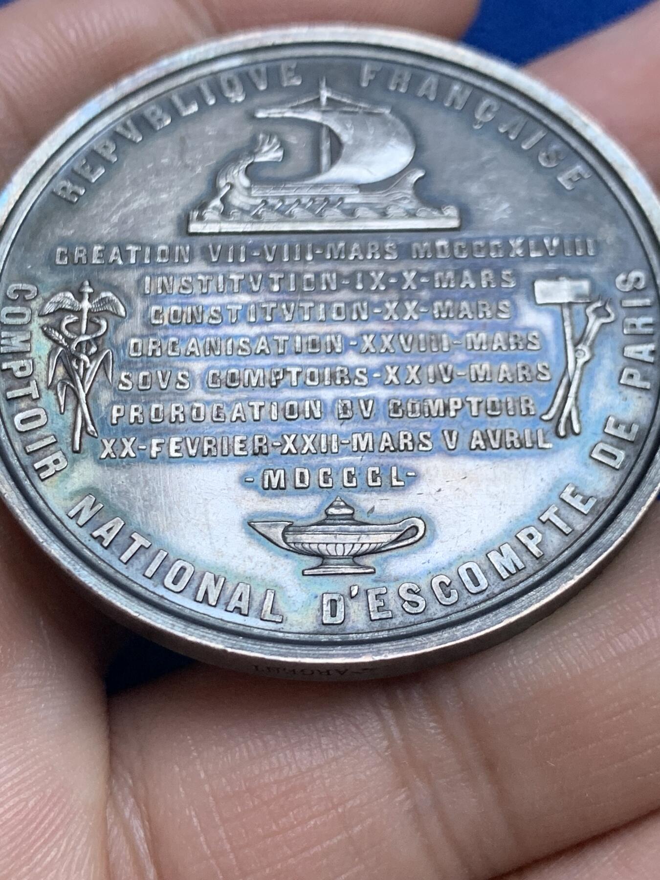 《竞宝斋》第271场-八角与章专场 周日，周一，周二  3场连拍 （全场包邮） 法国巴黎折扣银行银章，38.16g，45.3mm，手指边铭