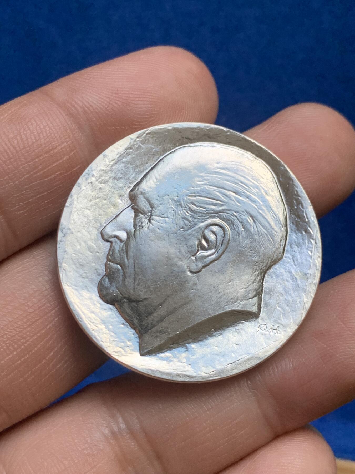 《竞宝斋》第269场- 周日，周一，周二  3场连拍 （全场包邮） 1978年挪威50克朗大银币 奥拉夫五世75岁纪念 凹底板深浮雕头像 纪念章的设计深度 原光非常漂亮