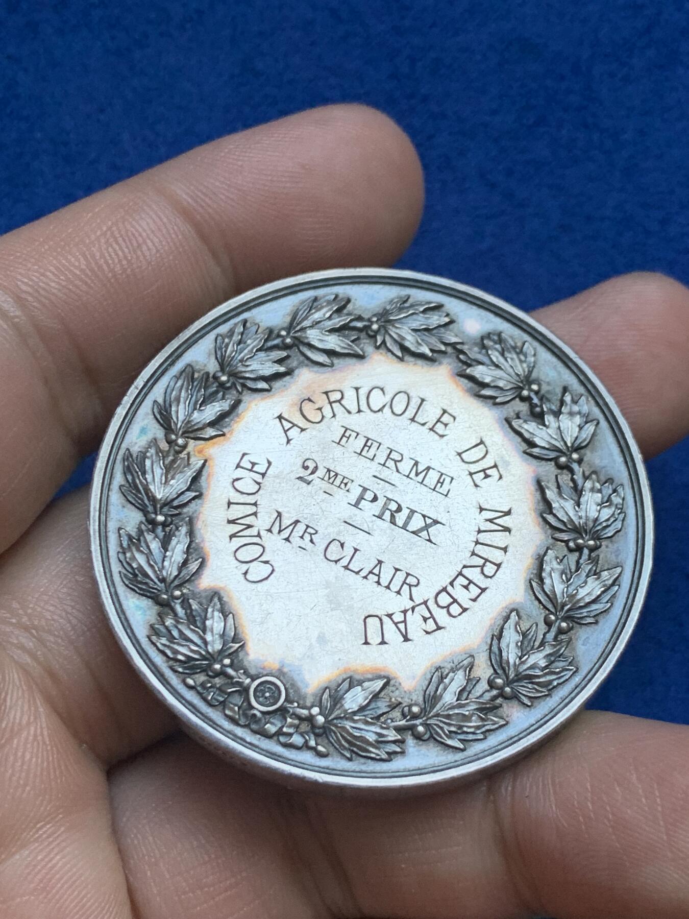 《竞宝斋》第271场-八角与章专场 周日，周一，周二  3场连拍 （全场包邮） 法国米尔博农业委员会银章，50.38g，45.7mm，蜜蜂边铭，品相完美带原盒