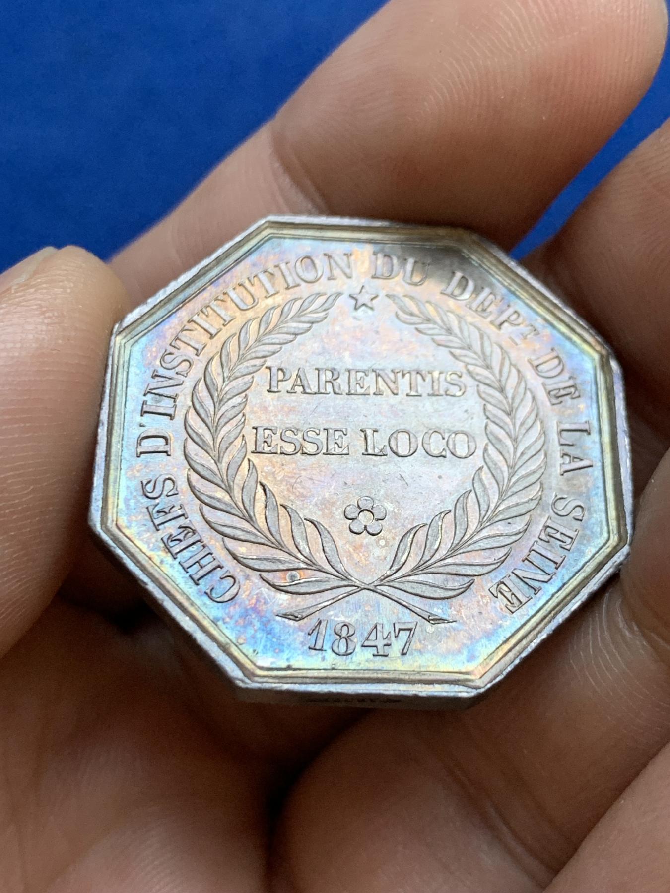 《竞宝斋》第271场-八角与章专场 周日，周一，周二  3场连拍 （全场包邮） 法国八角银质代币，塞纳省机构负责人，查理大帝，14.78g，31.2mm，手指边铭