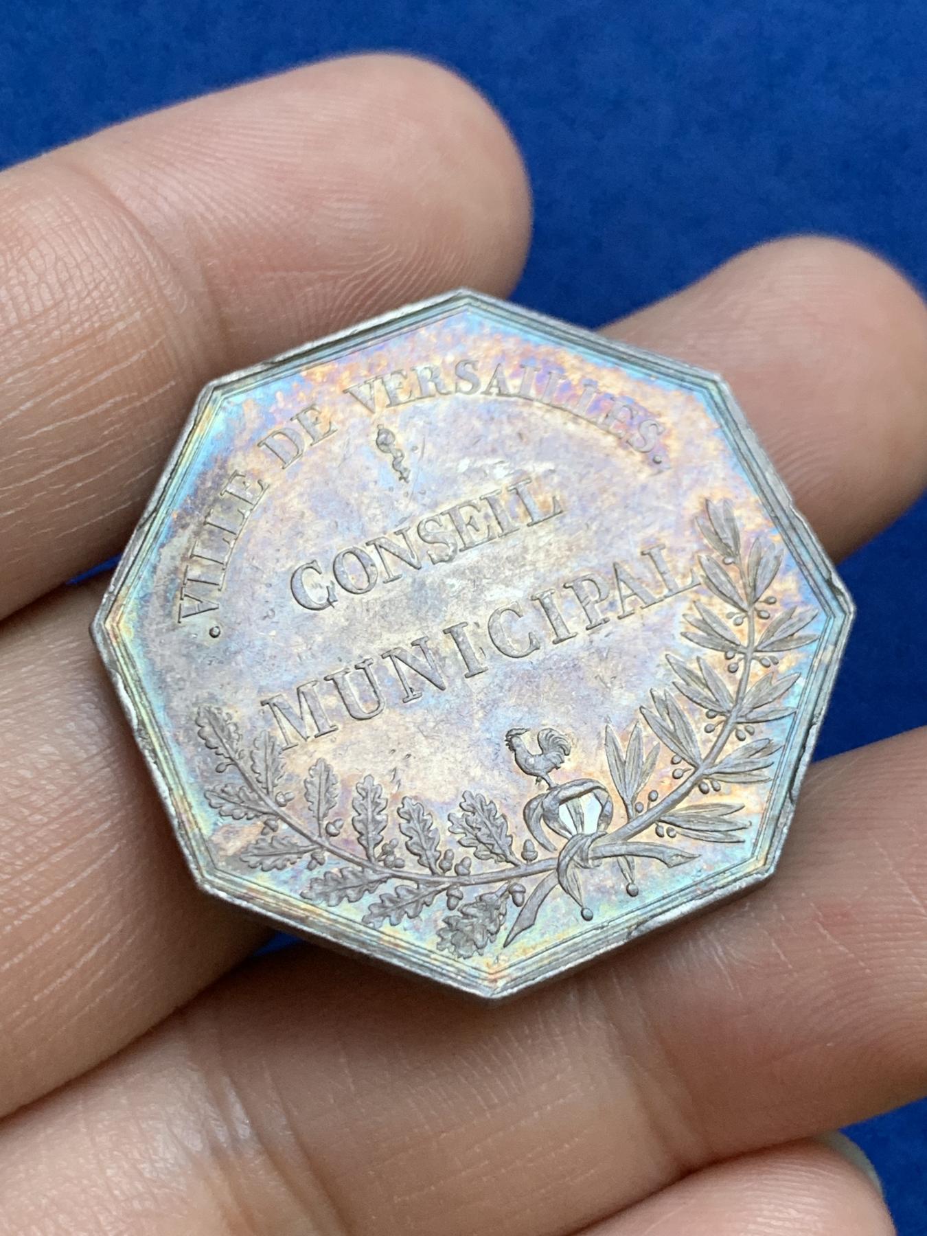 《竞宝斋》第271场-八角与章专场 周日，周一，周二  3场连拍 （全场包邮） 法国凡尔赛市政委员会八角银质代币，15.37g，32.7mm，早期无边铭