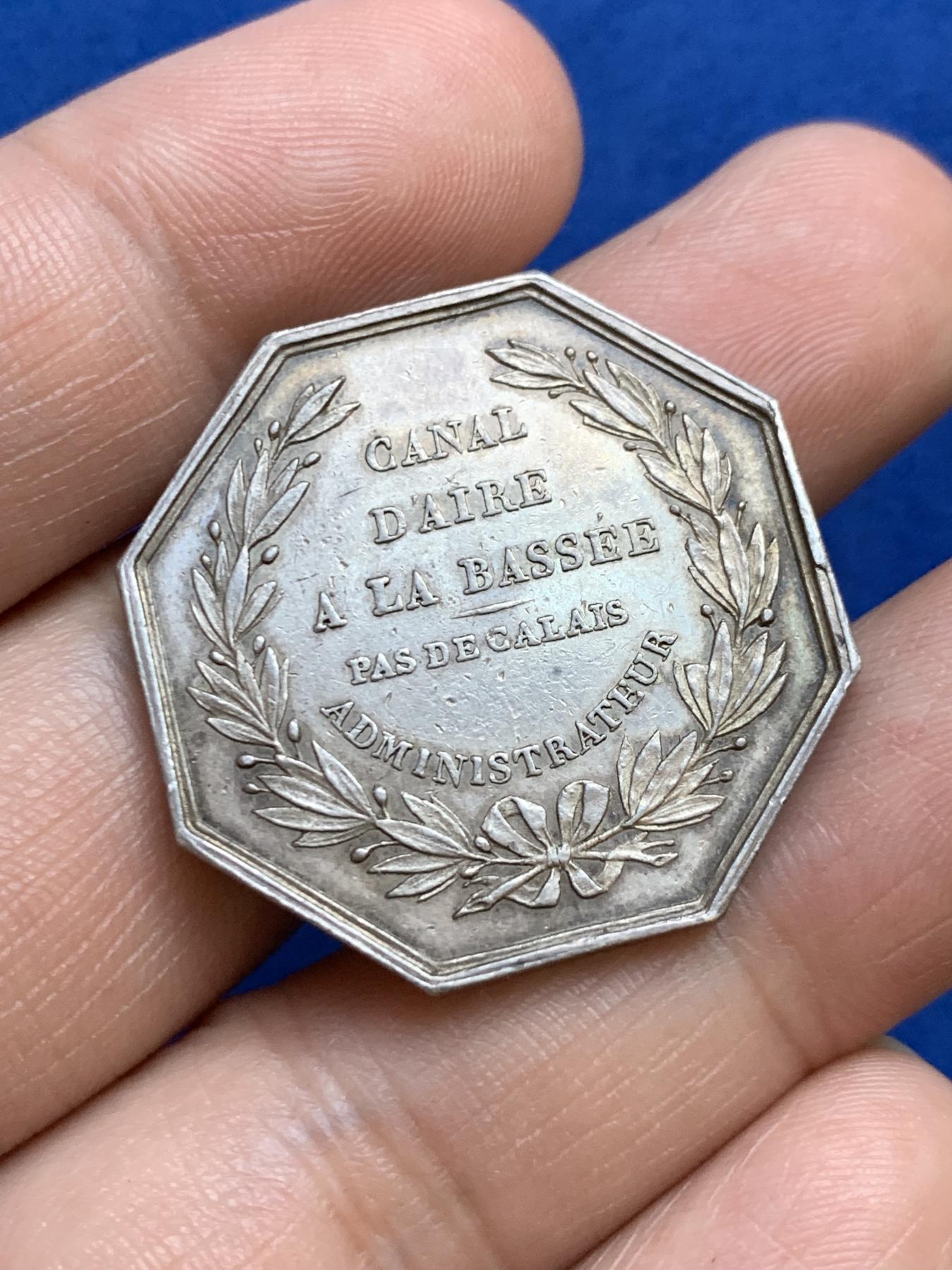 《竞宝斋》第271场-八角与章专场 周日，周一，周二  3场连拍 （全场包邮） 法国艾尔运河河流运输八角银质代币，15.09g，30.8mm，手指边铭