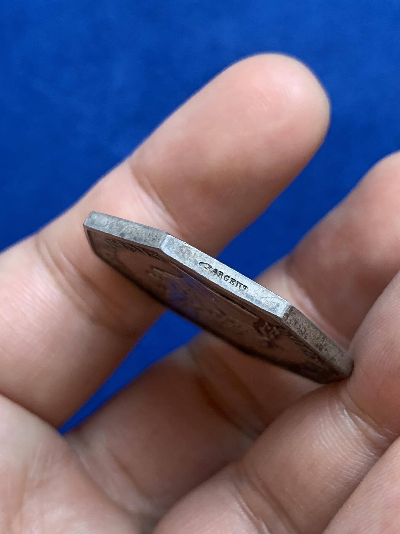 《竞宝斋》第271场-八角与章专场 周日，周一，周二  3场连拍 （全场包邮） 法国1830年巴黎一审法庭和法律辩护八角银质代币，17.03g，33.3mm，手指边铭