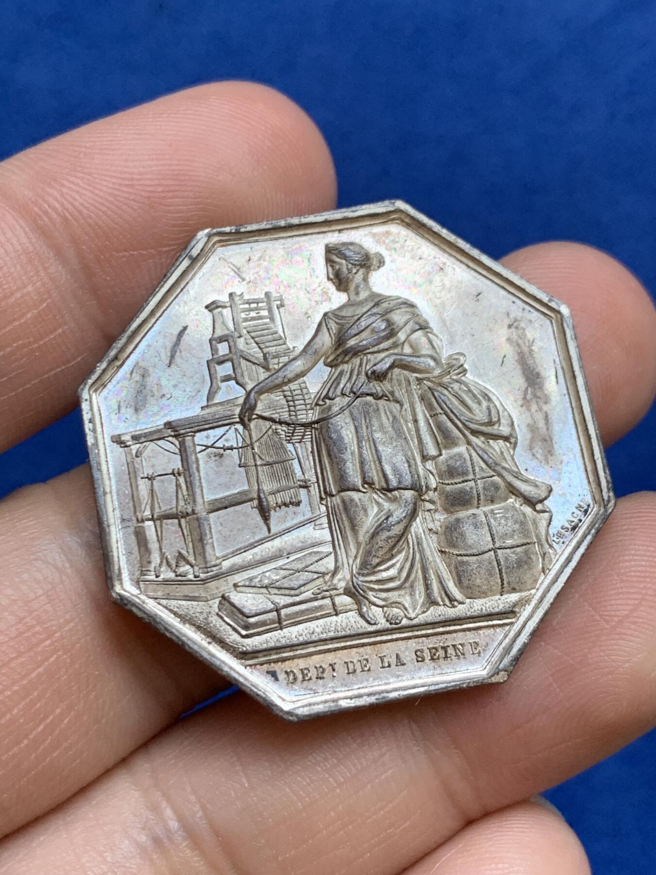 《竞宝斋》第271场-八角与章专场 周日，周一，周二  3场连拍 （全场包邮） 法国JETON银质八角，塞纳河工会，直径35.7毫米，重18.38克，边铭1845-1860手指