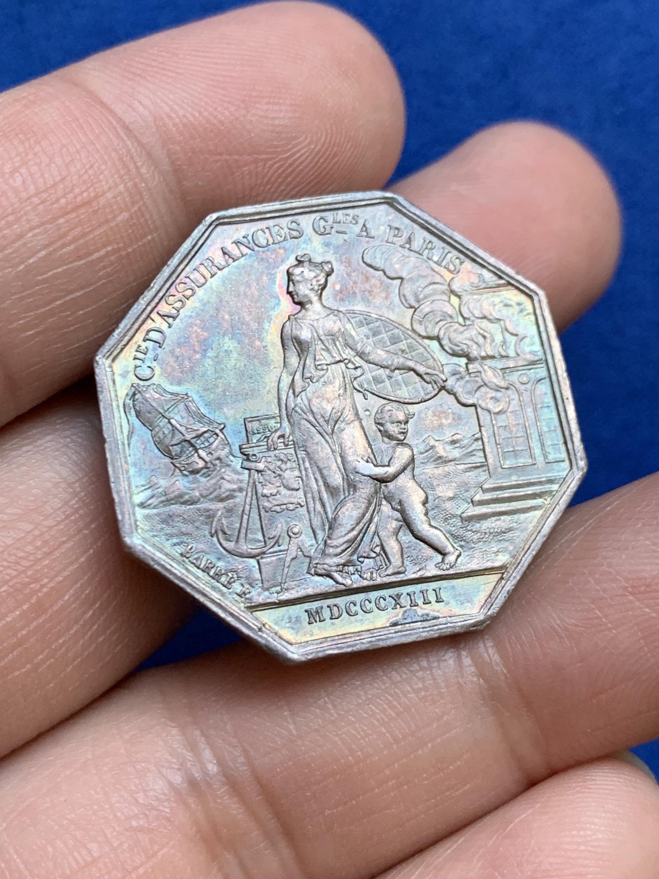 《竞宝斋》第271场-八角与章专场 周日，周一，周二  3场连拍 （全场包邮） 法国巴黎火灾保险工商八角银质代币，11.75g，30.3mm，油灯边铭