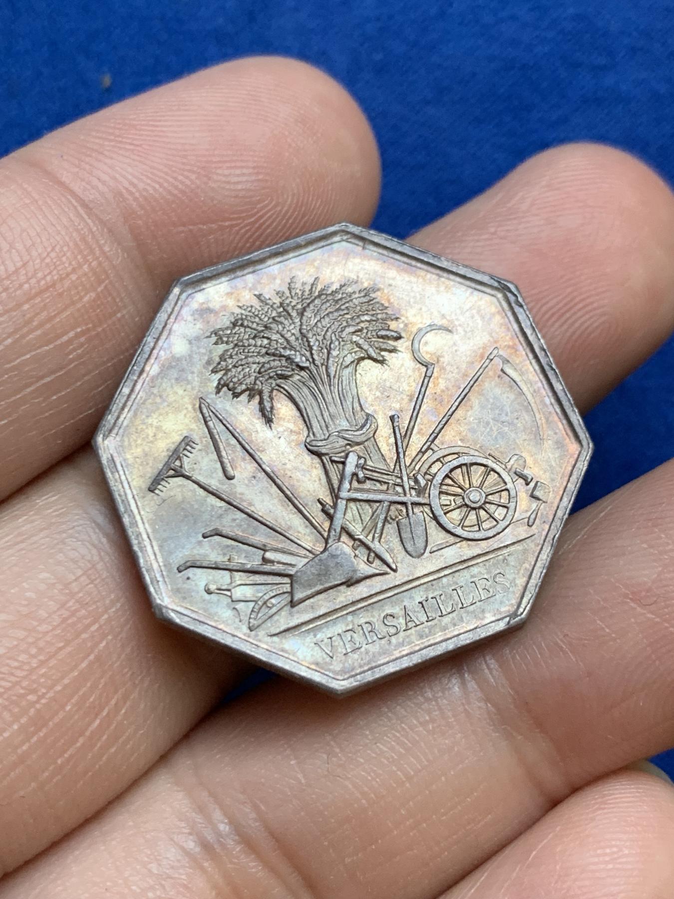 《竞宝斋》第271场-八角与章专场 周日，周一，周二  3场连拍 （全场包邮） 法国1799年凡尔赛农业、园艺、渔业和狩猎公司八角银质代币，11.13g，29mm，丰饶角边铭