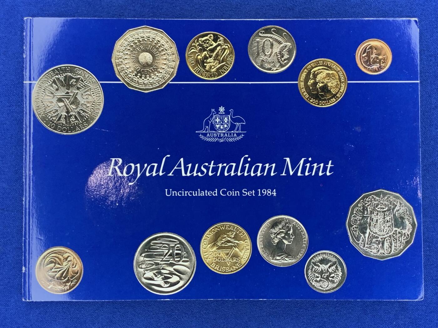 《竞宝斋》第269场- 周日，周一，周二  3场连拍 （全场包邮） 1984年澳大利亚皇家造币厂官方套币（日本市场发售，单独带日文证书）+精典袋鼠1澳元官方装祯册（首年，单独发行）组成一套。少见。