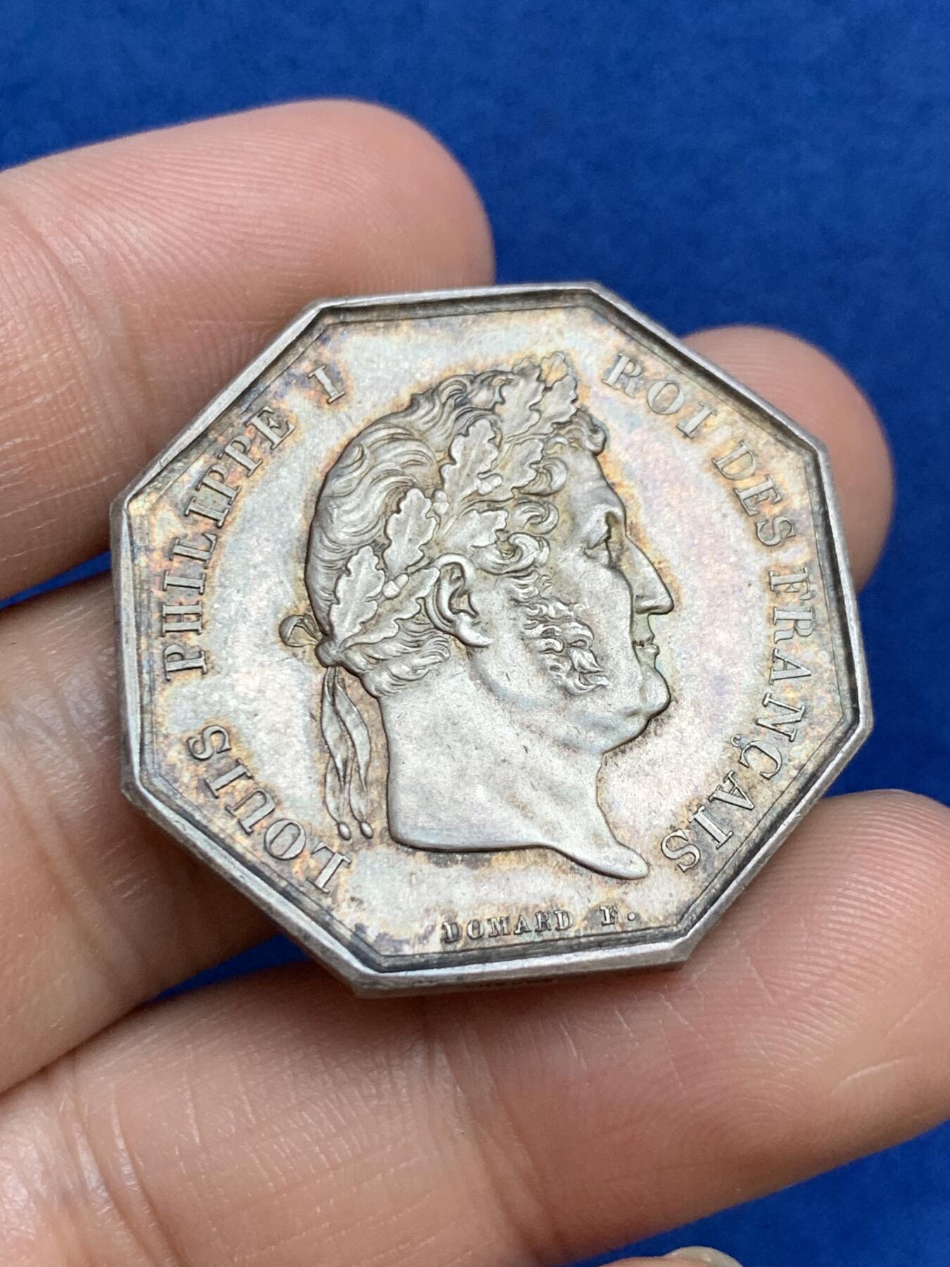 《竞宝斋》第271场-八角与章专场 周日，周一，周二  3场连拍 （全场包邮） 法国1830年巴黎一审法庭和法律辩护八角银质代币，17.03g，33.3mm，手指边铭