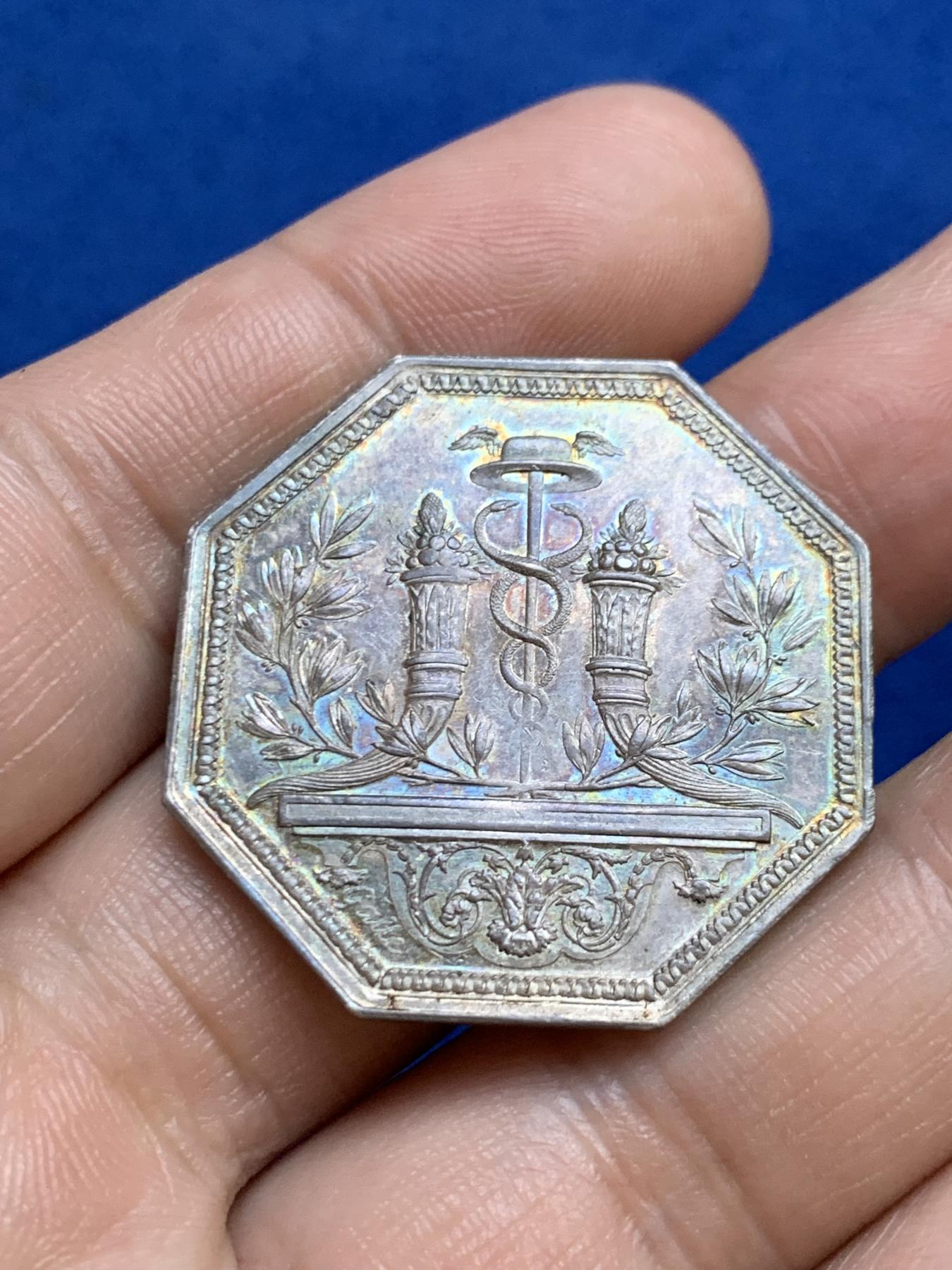 《竞宝斋》第271场-八角与章专场 周日，周一，周二  3场连拍 （全场包邮） 法国巴黎贴现银行八角银质代币，15.99g，33.8mm，早期无边铭