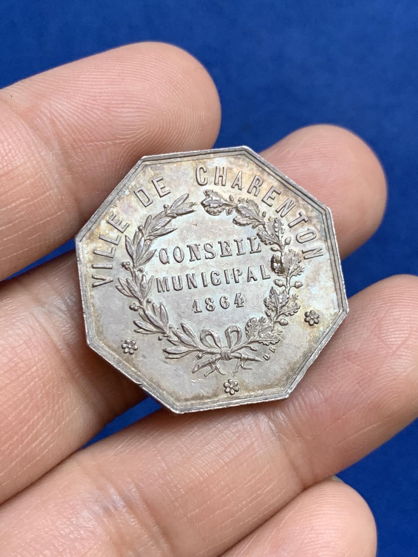 《竞宝斋》第271场-八角与章专场 周日，周一，周二  3场连拍 （全场包邮） 法国1864年夏朗东勒蓬市政管理八角银质代币，12.05g，28.9mm，1860-1879年蜜蜂边铭