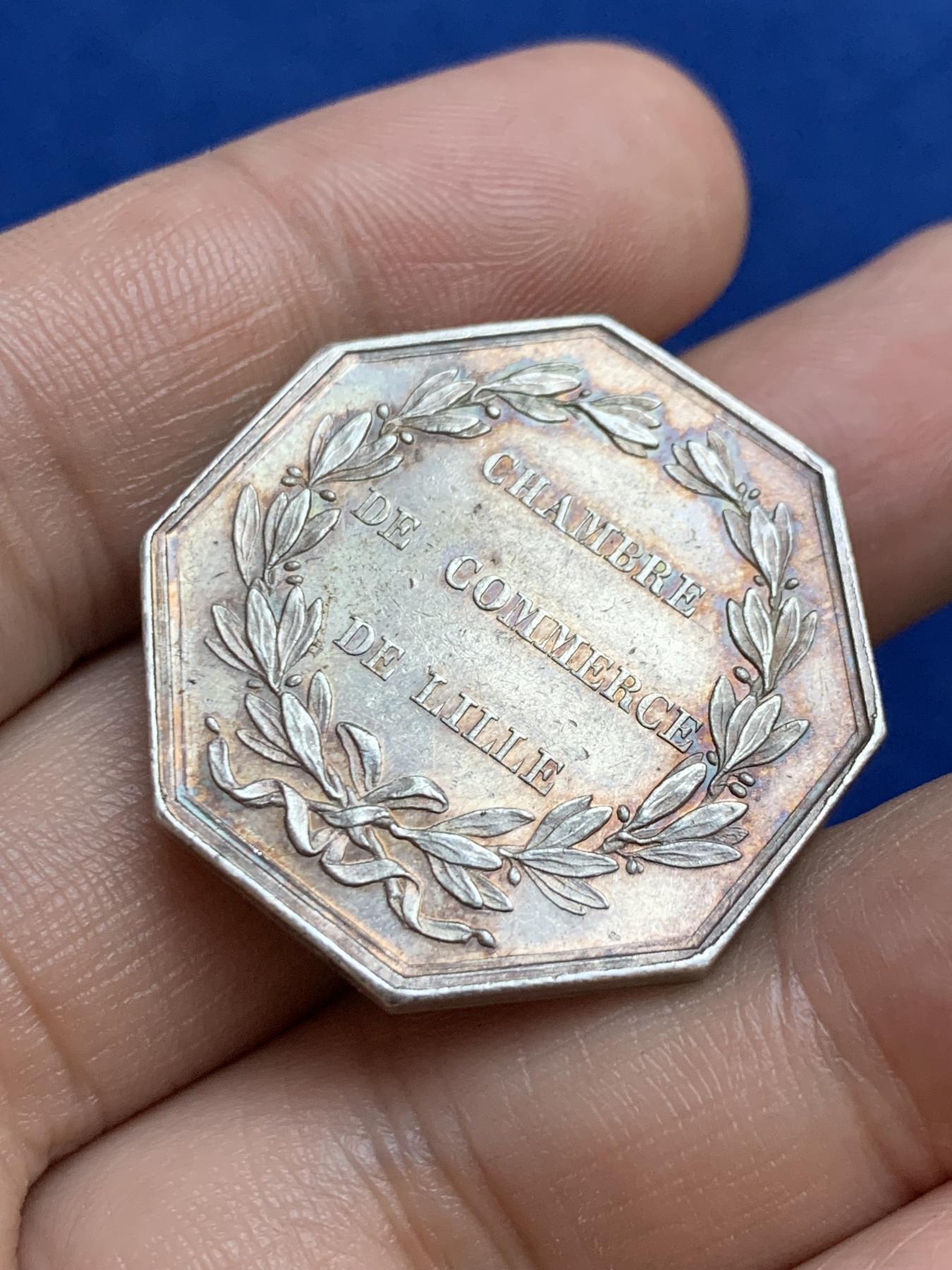 《竞宝斋》第271场-八角与章专场 周日，周一，周二  3场连拍 （全场包邮） 法国八角银质代币，里尔商会，13.85g，30.7mm，手指边铭