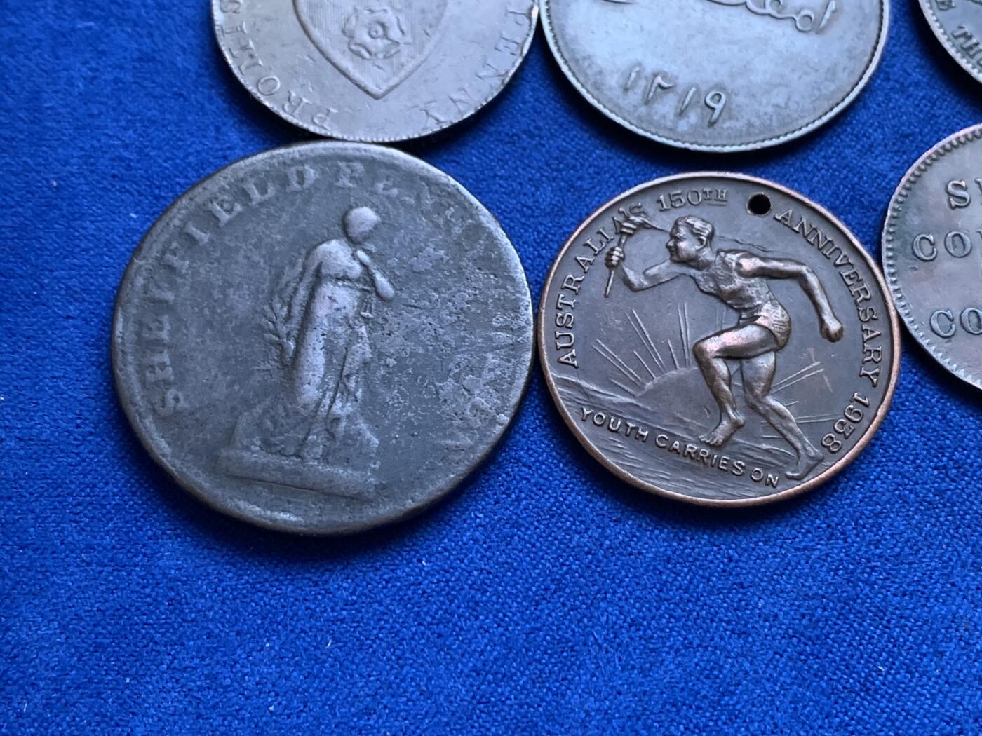 《竞宝斋》第269场- 周日，周一，周二  3场连拍 （全场包邮） 8枚一组 1枚1便士代币 2枚半便士代币 1枚根西1便士 1枚根西1/13便士 1枚1804东印度 1枚船运代币 轻微不平 1枚运动纪念章 细节见图