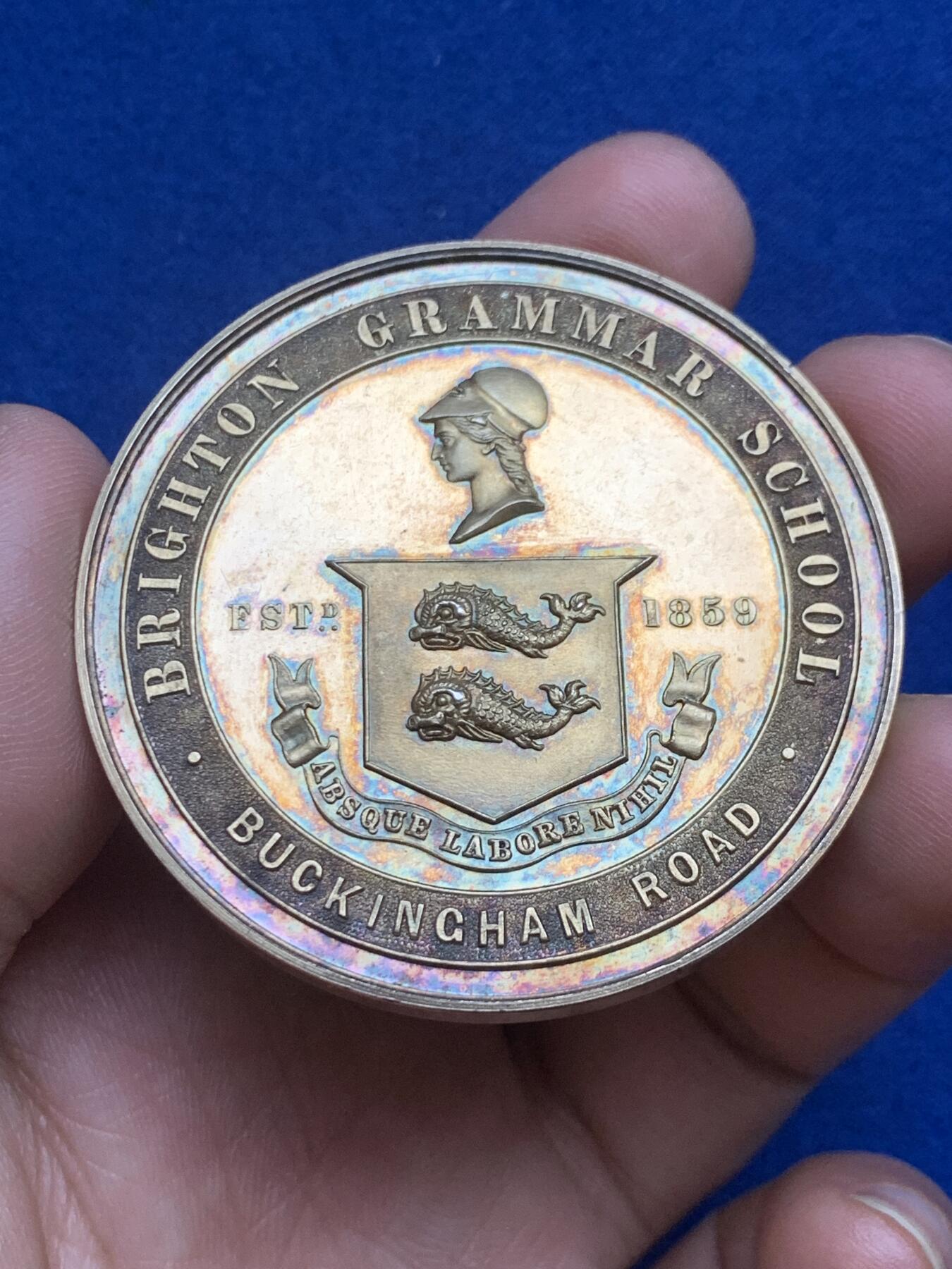 《竞宝斋》第271场-八角与章专场 周日，周一，周二  3场连拍 （全场包邮） 英国1885年布莱顿专有语法和商业学校镀金银章，60.47g，51.3mm，无边铭