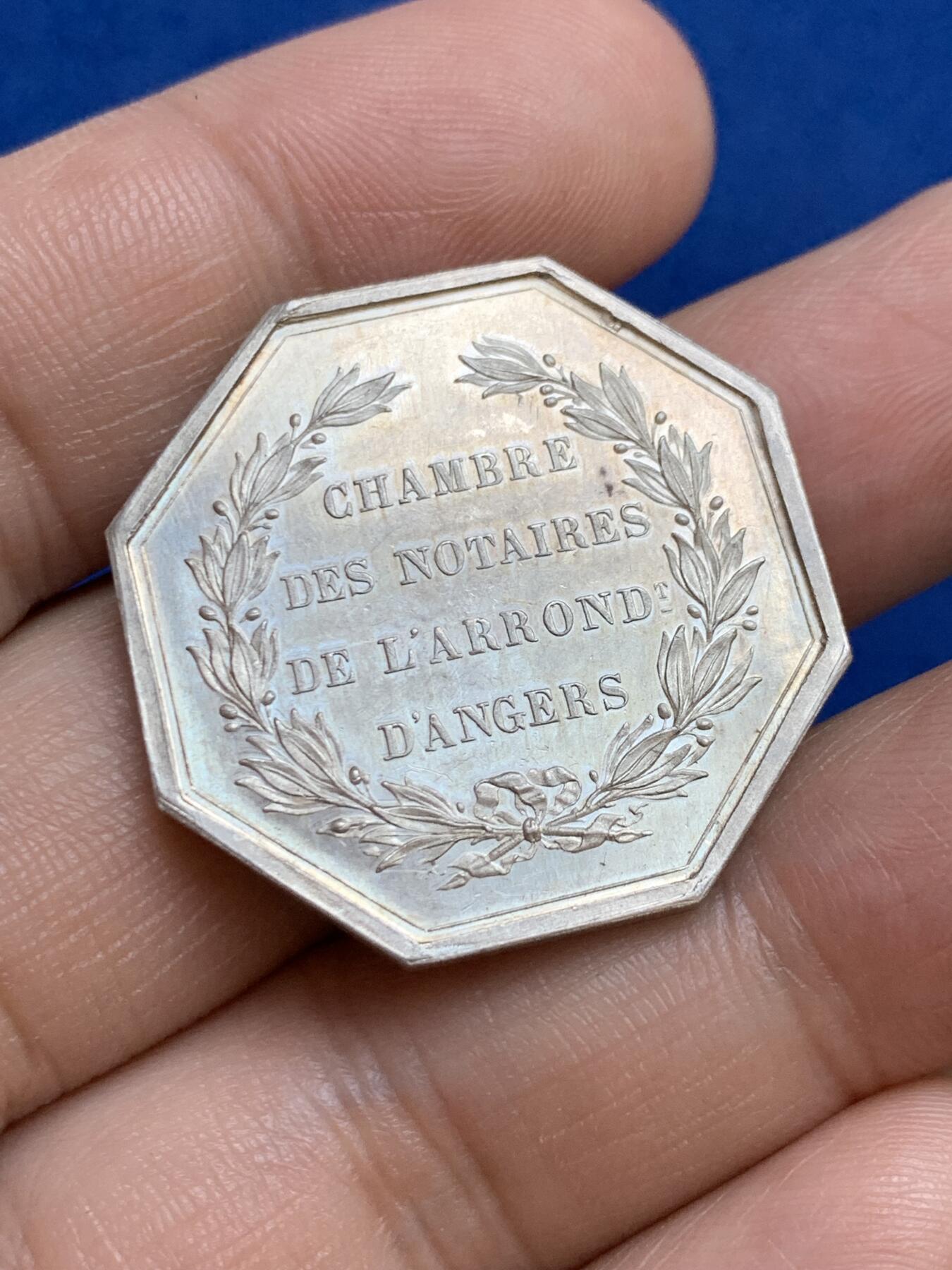 《竞宝斋》第271场-八角与章专场 周日，周一，周二  3场连拍 （全场包邮） 法国八角银质代币，昂热市公证人，14.77g，30.6mm，丰饶角边铭