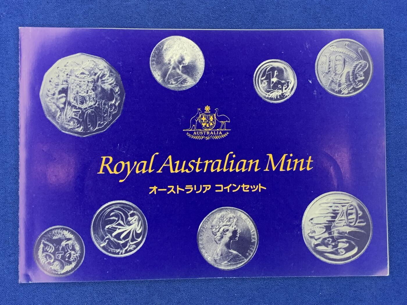 《竞宝斋》第269场- 周日，周一，周二  3场连拍 （全场包邮） 1984年澳大利亚皇家造币厂官方套币（日本市场发售，单独带日文证书）+精典袋鼠1澳元官方装祯册（首年，单独发行）组成一套。少见。