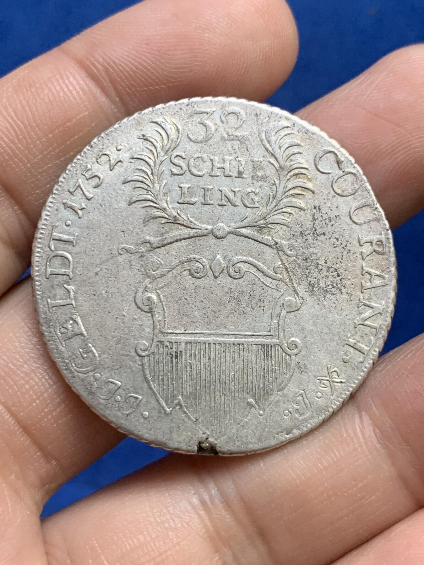 《竞宝斋》第269场- 周日，周一，周二  3场连拍 （全场包邮） 1752年德国吕贝克32先令(2/3泰勒)银币 漂亮的双头鹰和盾徽 克劳斯上32比48更贵 细节不错 边缘带铸缺 难得