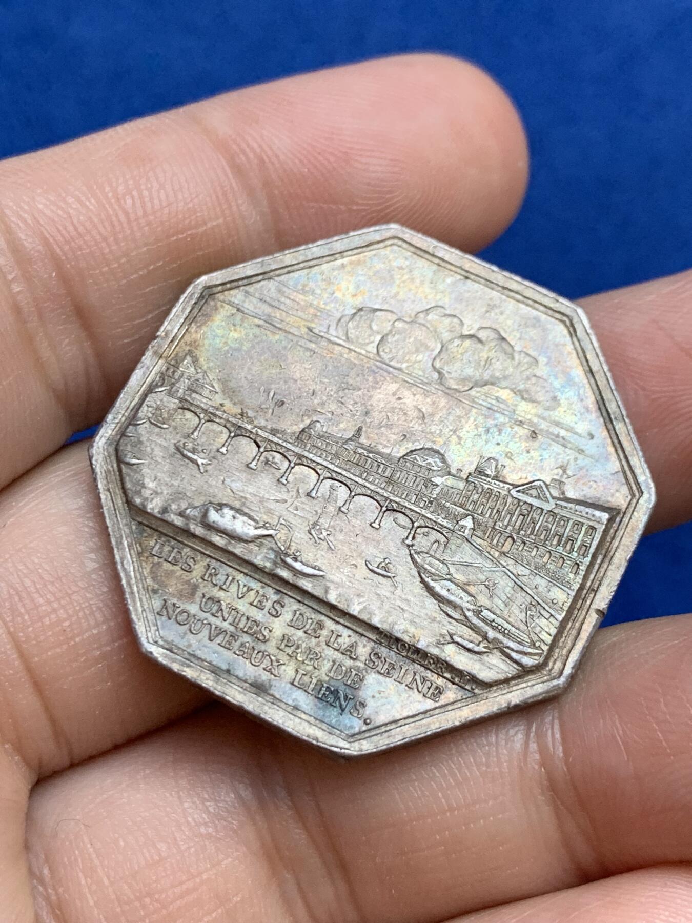 《竞宝斋》第271场-八角与章专场 周日，周一，周二  3场连拍 （全场包邮） 法国1800年塞纳河三座铁桥公司八角银质代币，20.45g， 35.3mm，1832年之前无边铭