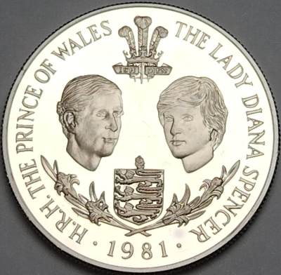 布加迪🐬～世界钱币🌾第 118 期 /  各国币及散币 - 根西岛 1981年 25便士 查尔斯王子和戴安娜王妃婚礼克朗型纪念银币 28.28g 38.5mm925银