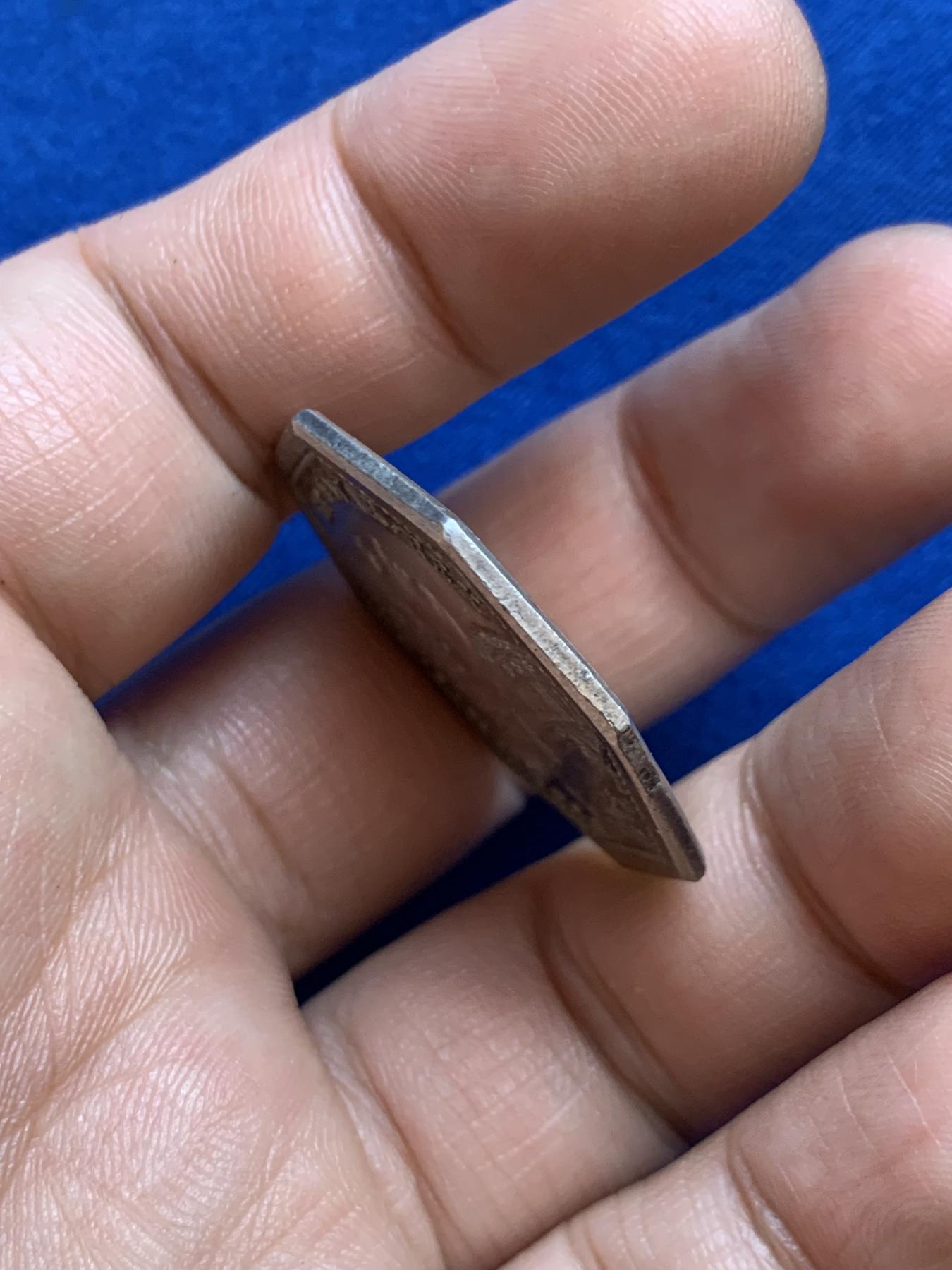 《竞宝斋》第271场-八角与章专场 周日，周一，周二  3场连拍 （全场包邮） 法国路易十六时期皇家宝藏八角银质代币，13.28g，32.3mm，早期无边铭