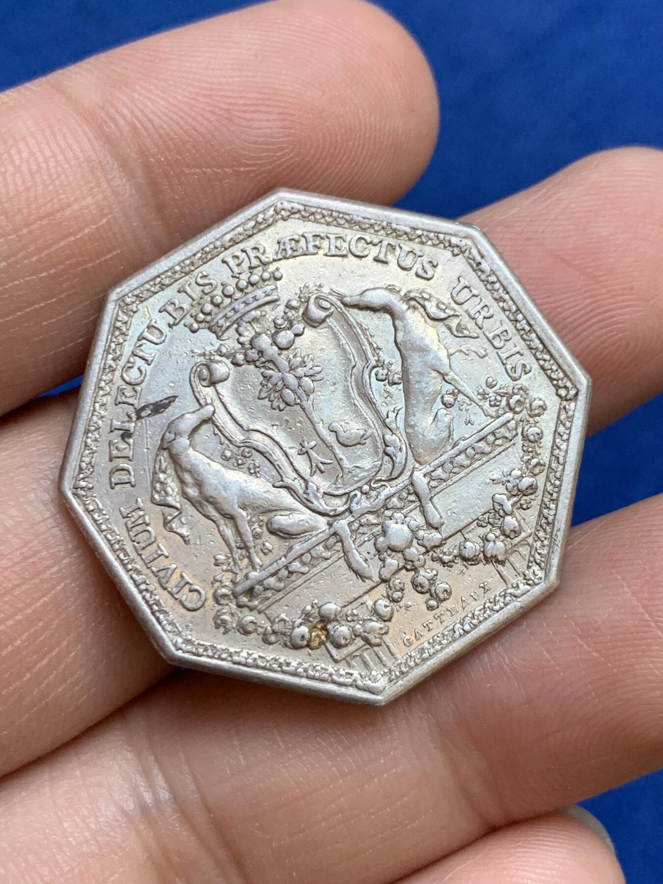 《竞宝斋》第271场-八角与章专场 周日，周一，周二  3场连拍 （全场包邮） 法国18世纪布列塔尼雷恩市市长盾徽八角银质代币，13.76g，31.7mm，早期无边铭