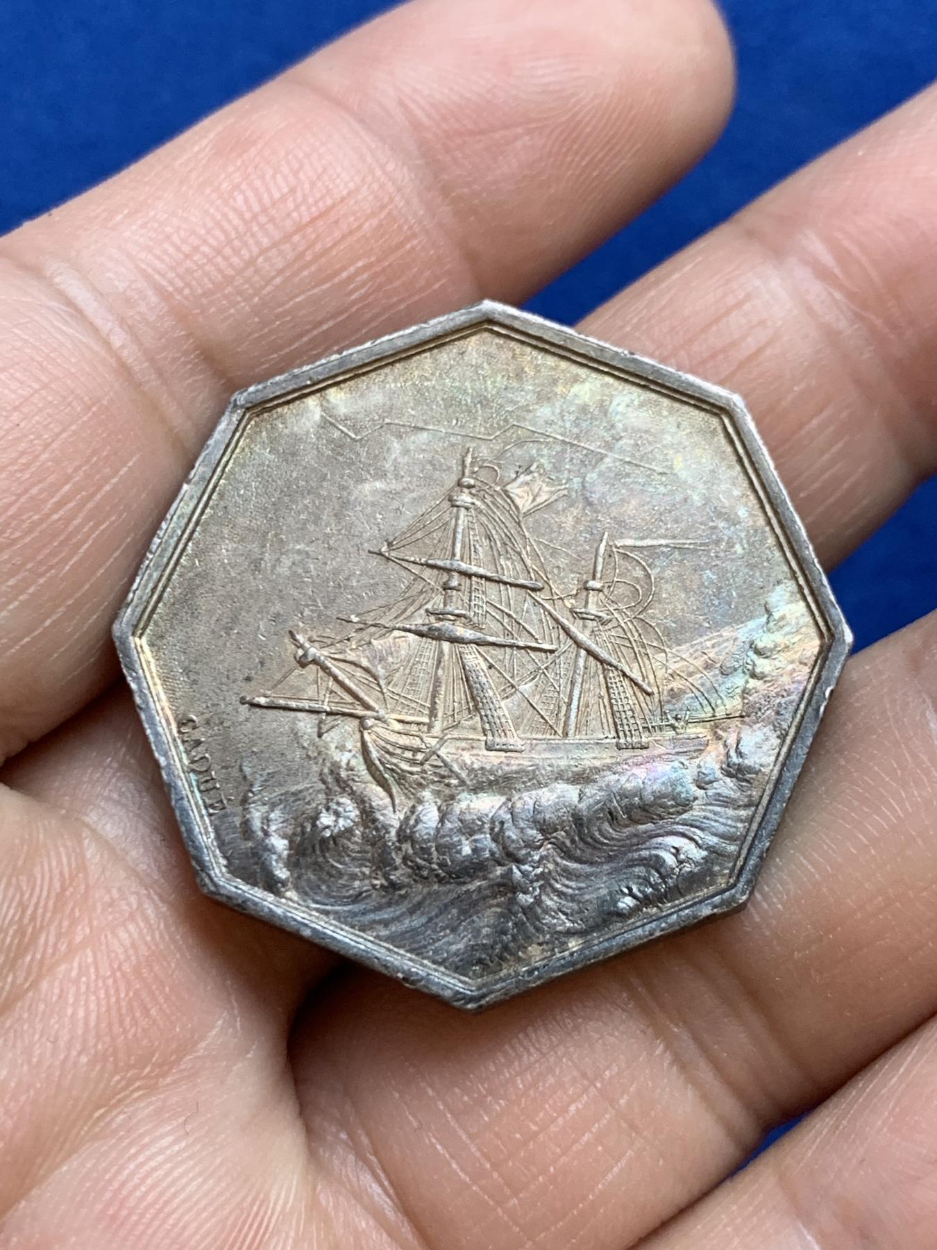 《竞宝斋》第271场-八角与章专场 周日，周一，周二  3场连拍 （全场包邮） 法国名誉品jeton目录封面海妖八角银质代币，正反面由两位大师Dubois和Caque雕刻完成，17.56g，33.2mm，1832-1841年神灯边铭