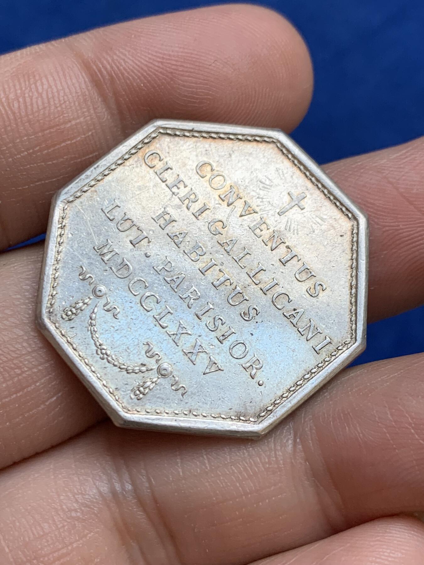 《竞宝斋》第271场-八角与章专场 周日，周一，周二  3场连拍 （全场包邮） 法国1775年宗教神职人员集会八角银质代币，13.61g，32.0mm，1832年之前无边铭