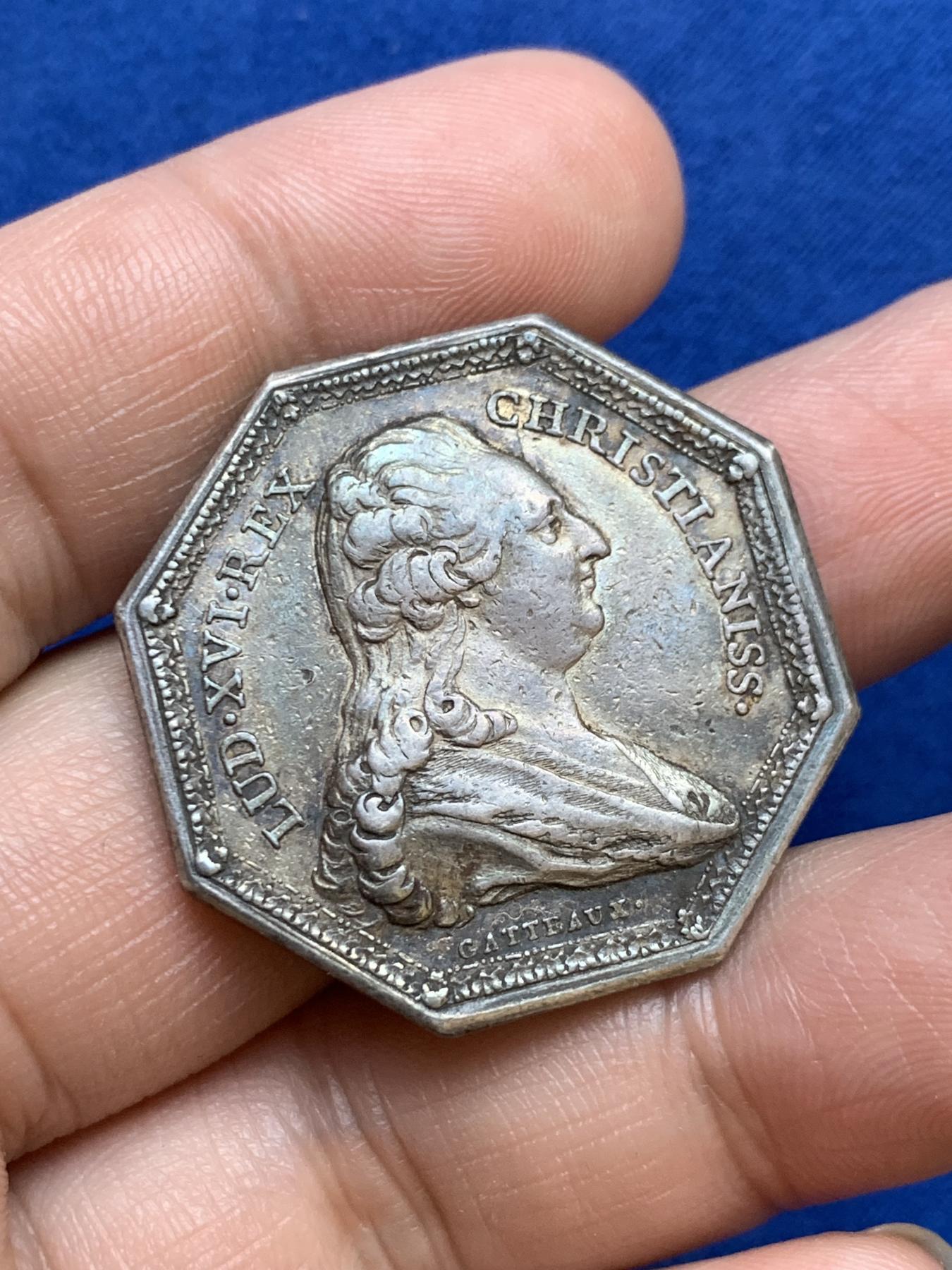 《竞宝斋》第271场-八角与章专场 周日，周一，周二  3场连拍 （全场包邮） 法国JETON银质八角，马赛商会，直径32.8毫米，重16.65克，边铭：无