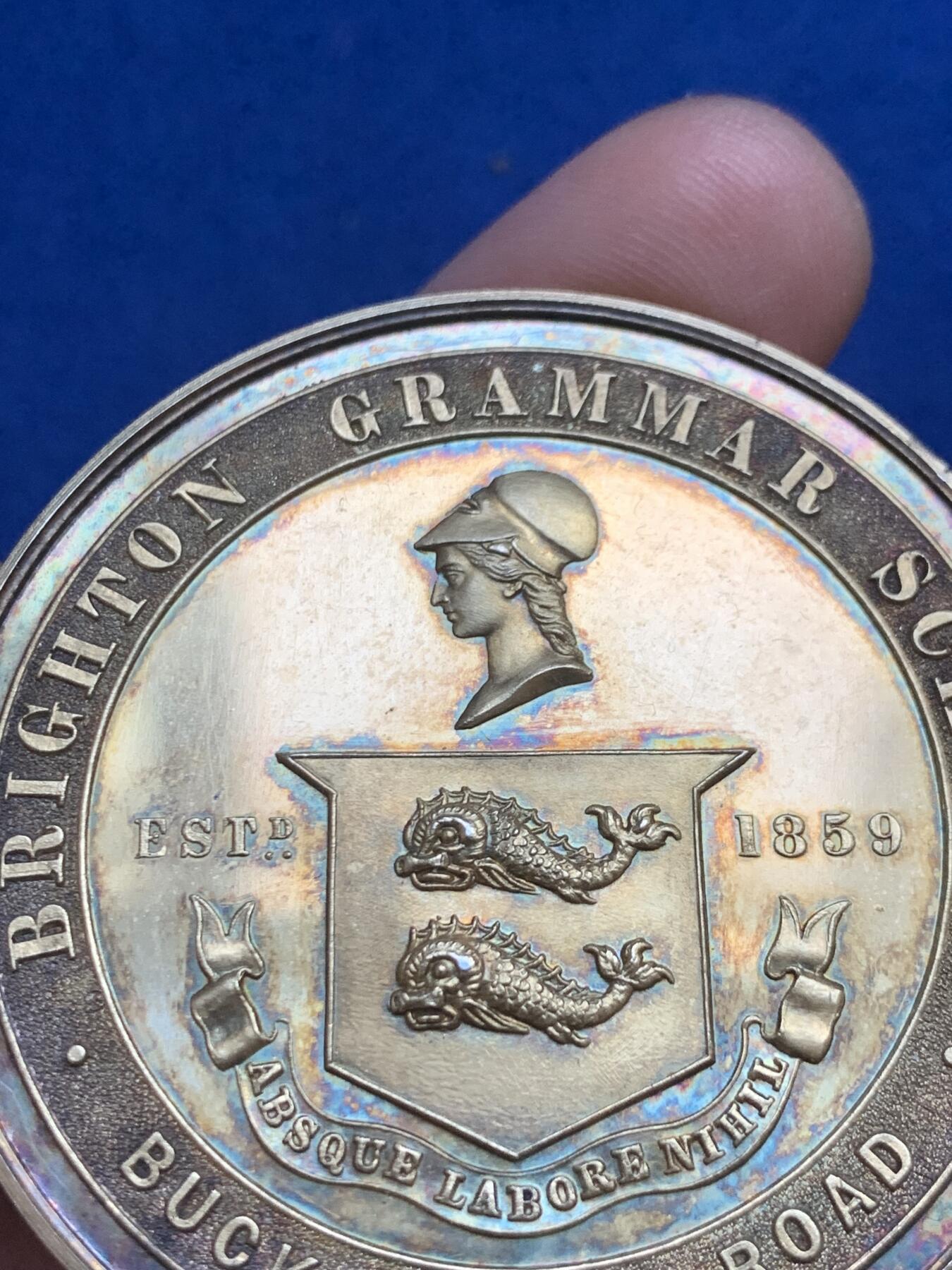 《竞宝斋》第271场-八角与章专场 周日，周一，周二  3场连拍 （全场包邮） 英国1885年布莱顿专有语法和商业学校镀金银章，60.47g，51.3mm，无边铭