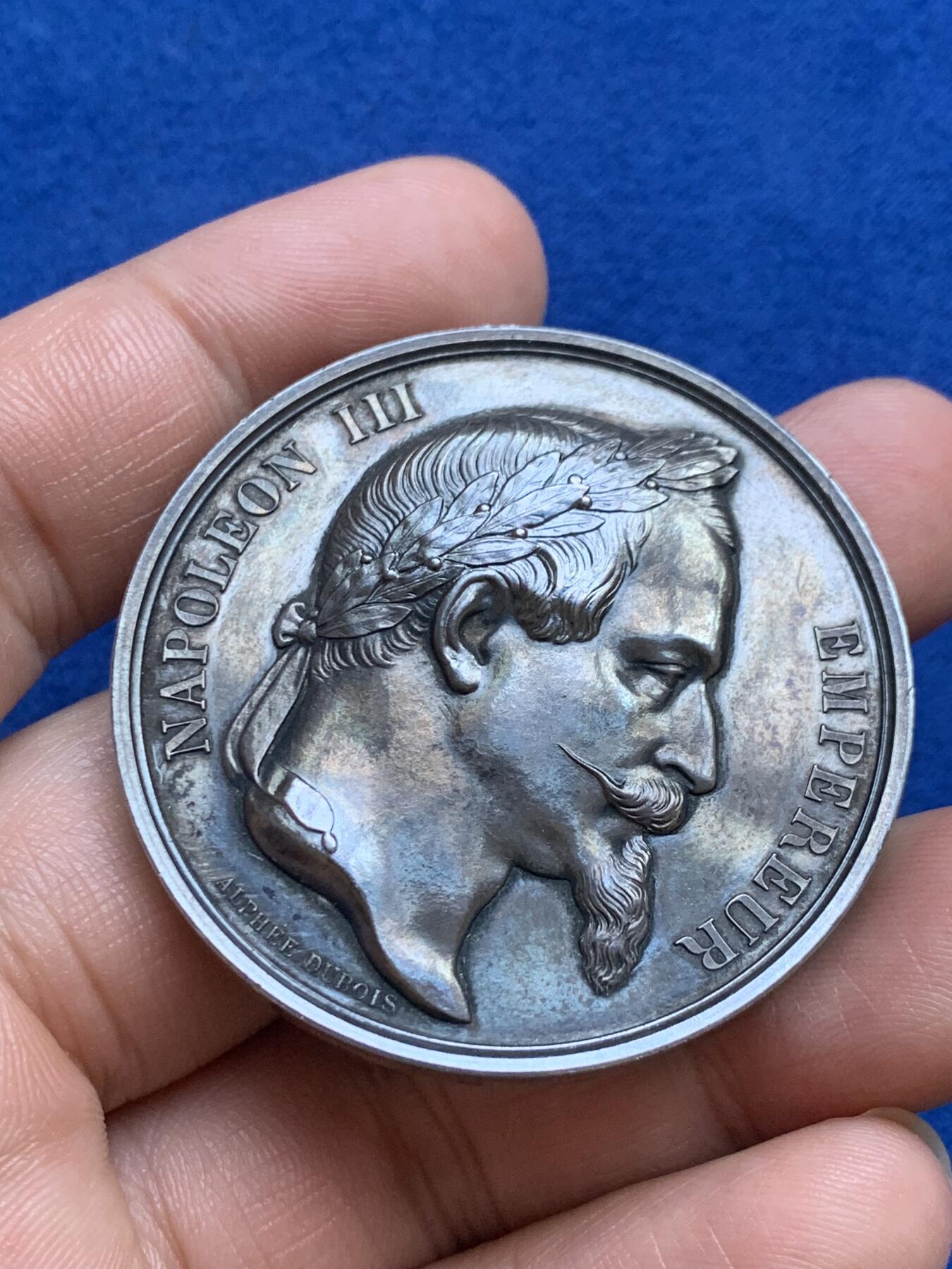 《竞宝斋》第271场-八角与章专场 周日，周一，周二  3场连拍 （全场包邮） 法国米尔博农业委员会银章，50.38g，45.7mm，蜜蜂边铭，品相完美带原盒