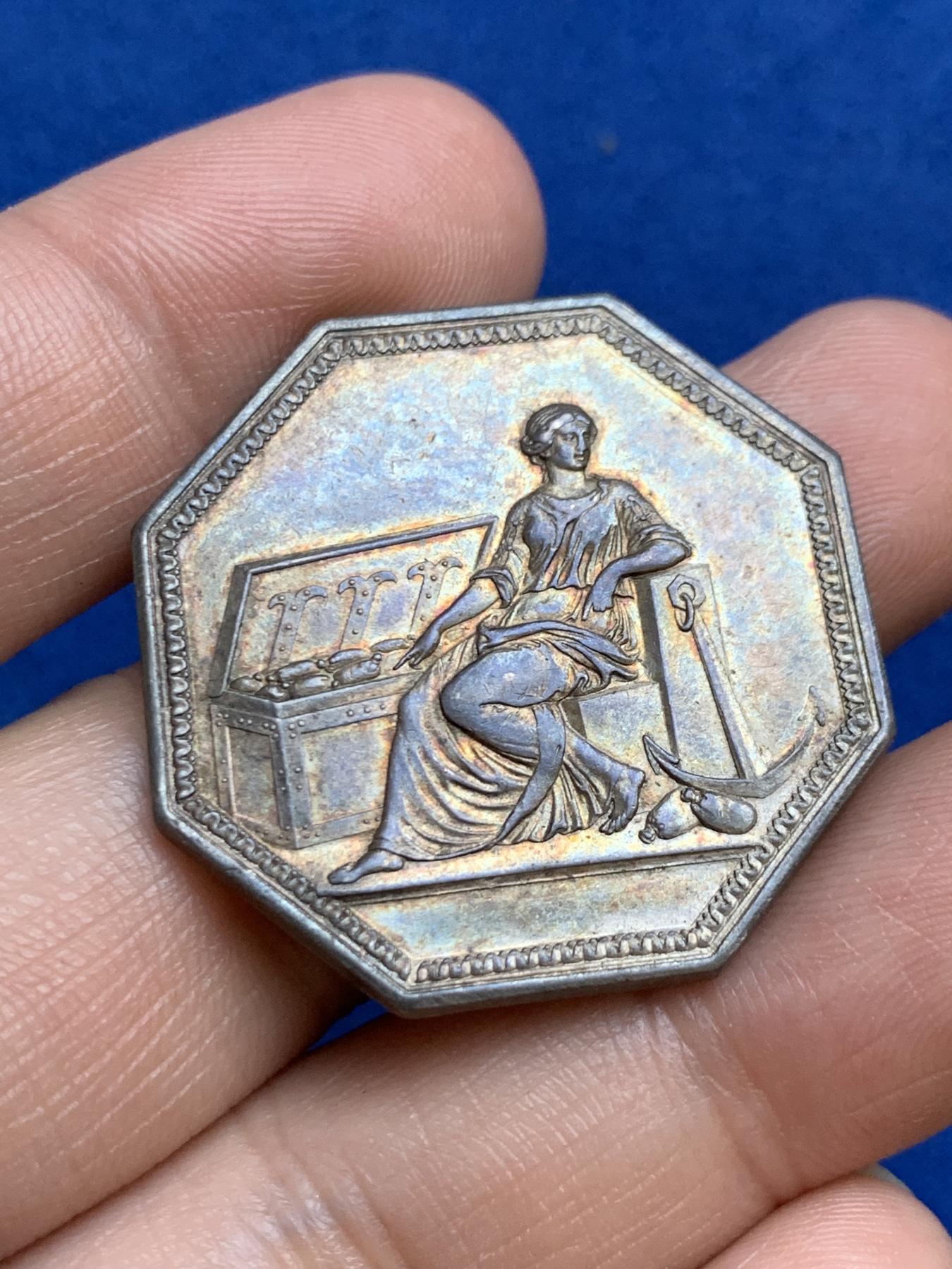 《竞宝斋》第271场-八角与章专场 周日，周一，周二  3场连拍 （全场包邮） 法国巴黎贴现银行八角银质代币，15.99g，33.8mm，早期无边铭