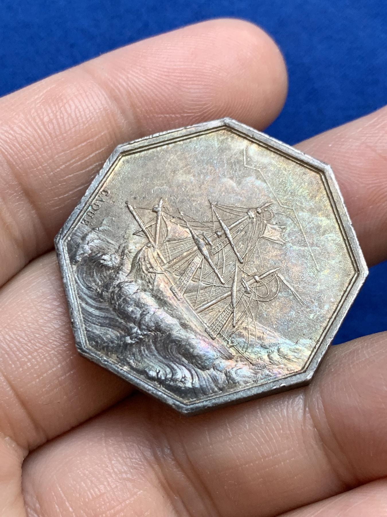 《竞宝斋》第271场-八角与章专场 周日，周一，周二  3场连拍 （全场包邮） 法国名誉品jeton目录封面海妖八角银质代币，正反面由两位大师Dubois和Caque雕刻完成，17.56g，33.2mm，1832-1841年神灯边铭