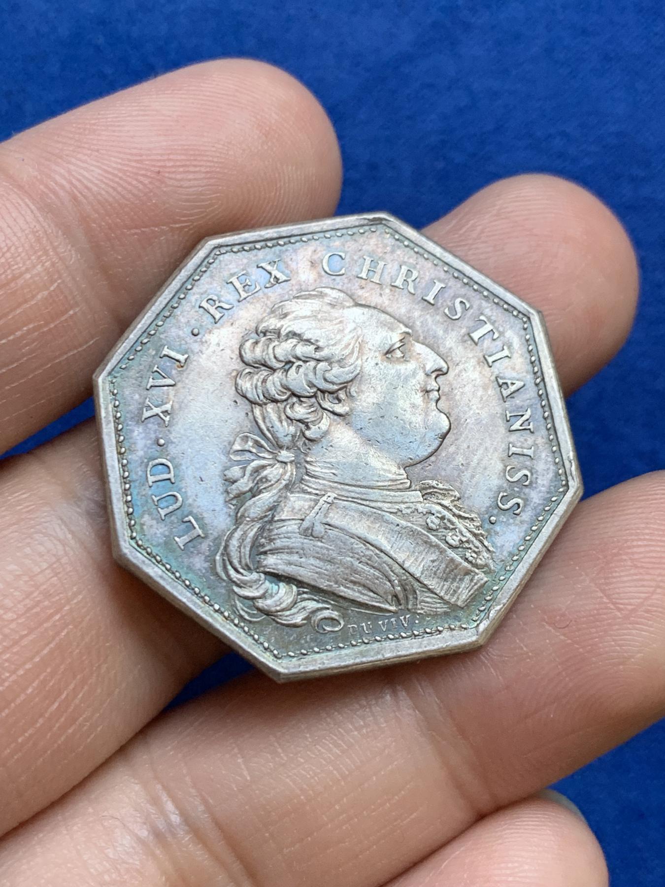 《竞宝斋》第271场-八角与章专场 周日，周一，周二  3场连拍 （全场包邮） 法国1780年宗教神职人员集会八角银质代币，12.84g，32.2mm，早期无边铭