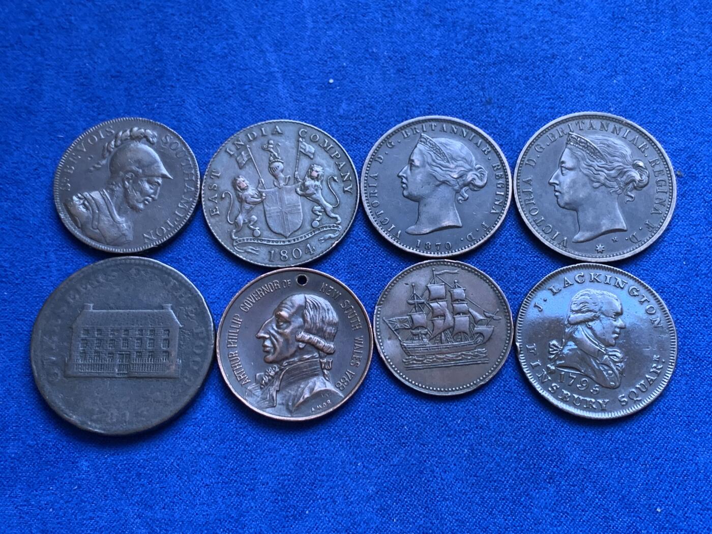 《竞宝斋》第269场- 周日，周一，周二  3场连拍 （全场包邮） 8枚一组 1枚1便士代币 2枚半便士代币 1枚根西1便士 1枚根西1/13便士 1枚1804东印度 1枚船运代币 轻微不平 1枚运动纪念章 细节见图