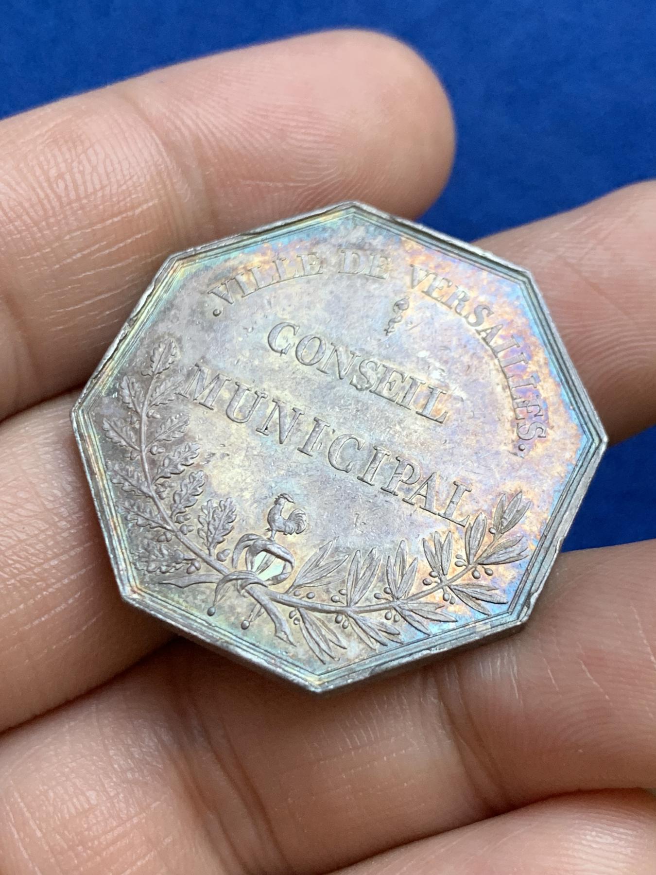 《竞宝斋》第271场-八角与章专场 周日，周一，周二  3场连拍 （全场包邮） 法国凡尔赛市政委员会八角银质代币，15.37g，32.7mm，早期无边铭