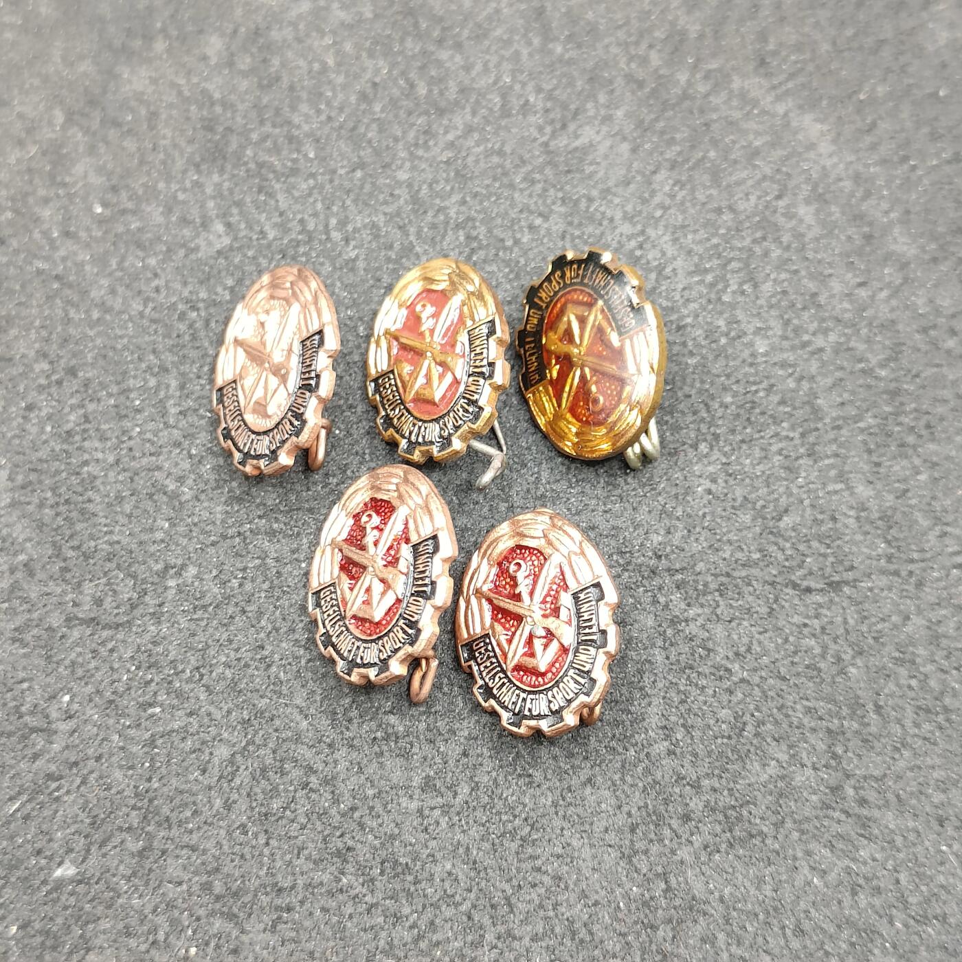 全场0元起拍 第158期 咸鱼国勋章拍卖专场 5月22日（周三）下午6：00开始 东德gst徽章一组五个