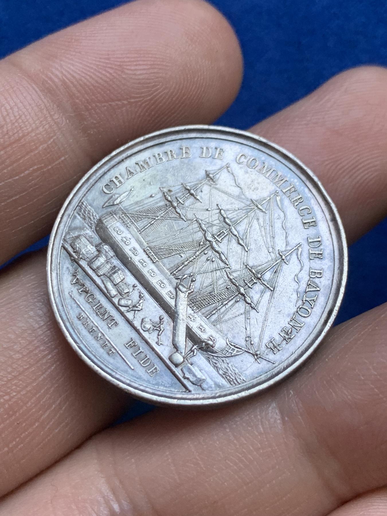 《竞宝斋》第271场-八角与章专场 周日，周一，周二  3场连拍 （全场包邮） 法国巴约讷商会银质代币，11.49g，30.2mm，早期无边铭，有轻磕