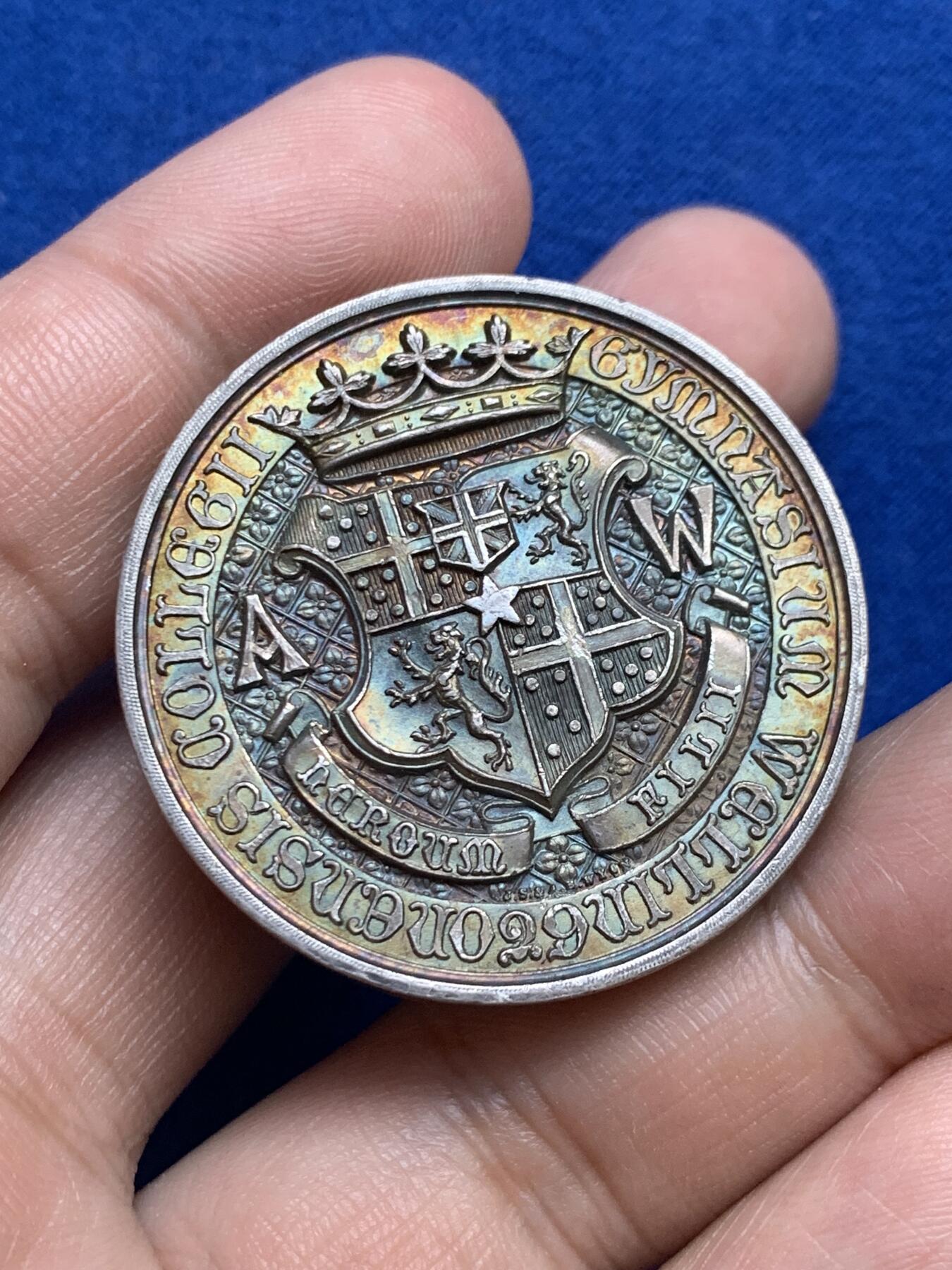 《竞宝斋》第271场-八角与章专场 周日，周一，周二  3场连拍 （全场包邮） 英国1910年惠灵顿学院银章，超高浮雕，37.99g，38.5mm，无边铭