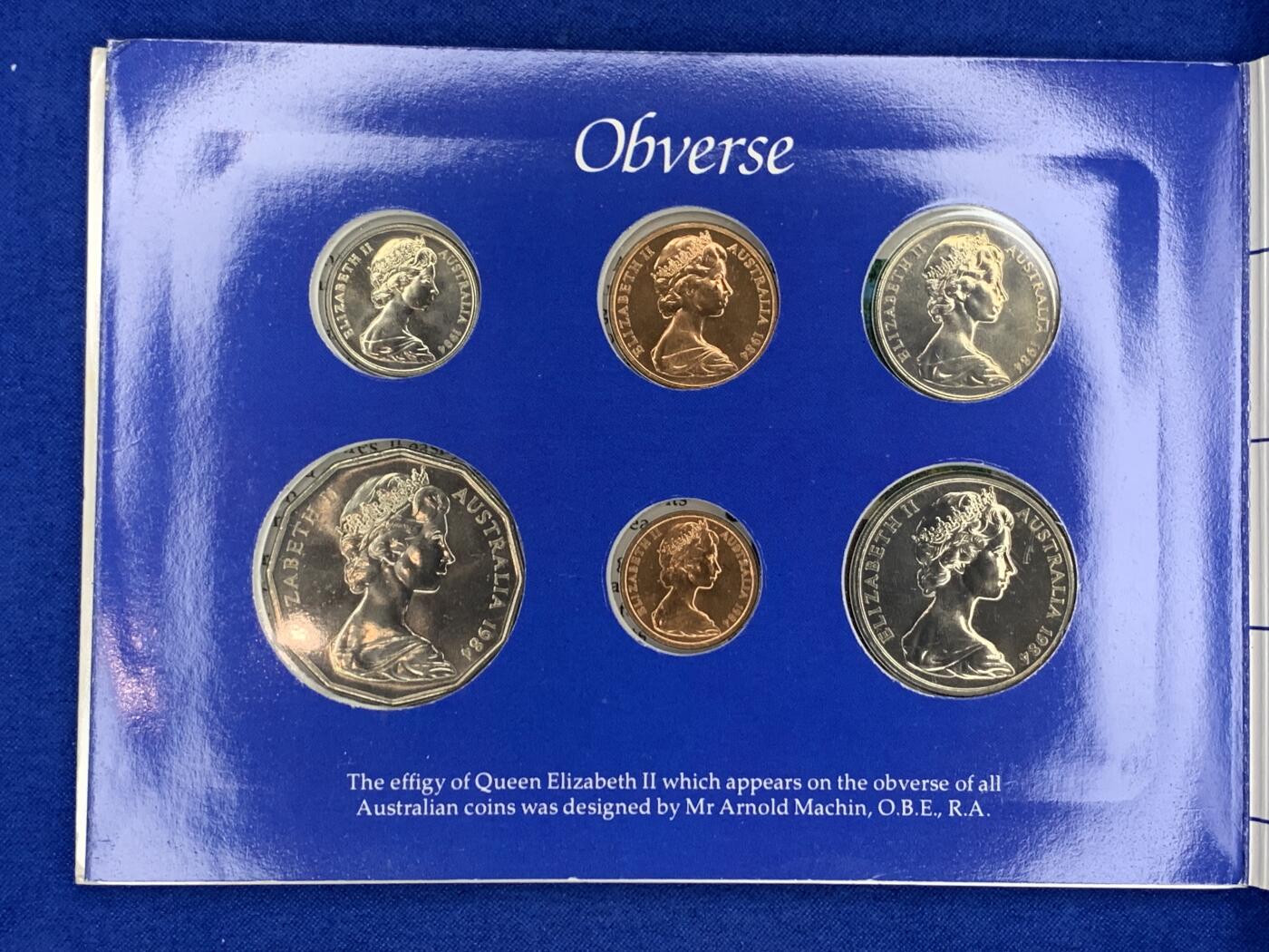 《竞宝斋》第269场- 周日，周一，周二  3场连拍 （全场包邮） 1984年澳大利亚皇家造币厂官方套币（日本市场发售，单独带日文证书）+精典袋鼠1澳元官方装祯册（首年，单独发行）组成一套。少见。