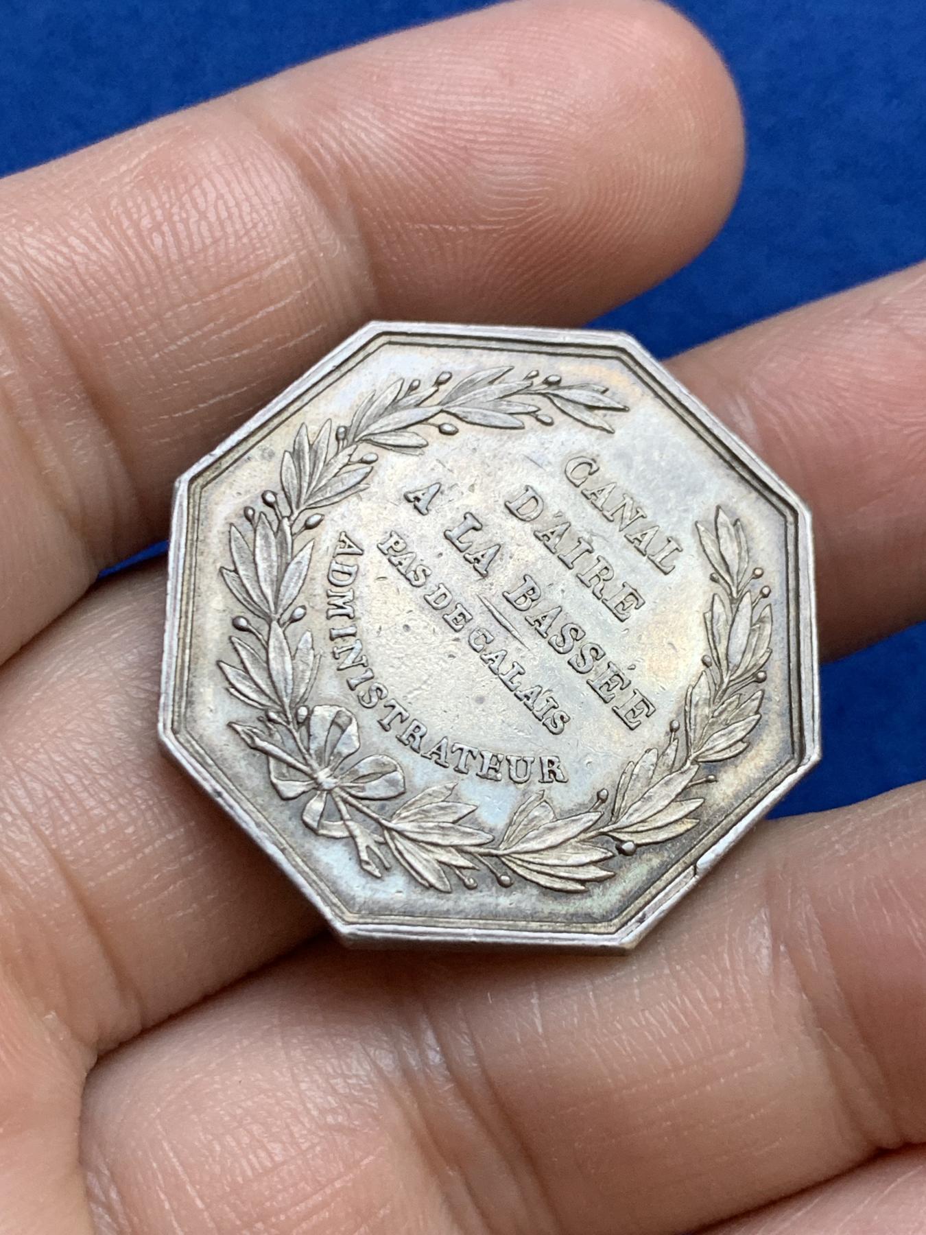 《竞宝斋》第271场-八角与章专场 周日，周一，周二  3场连拍 （全场包邮） 法国艾尔运河河流运输八角银质代币，15.09g，30.8mm，手指边铭