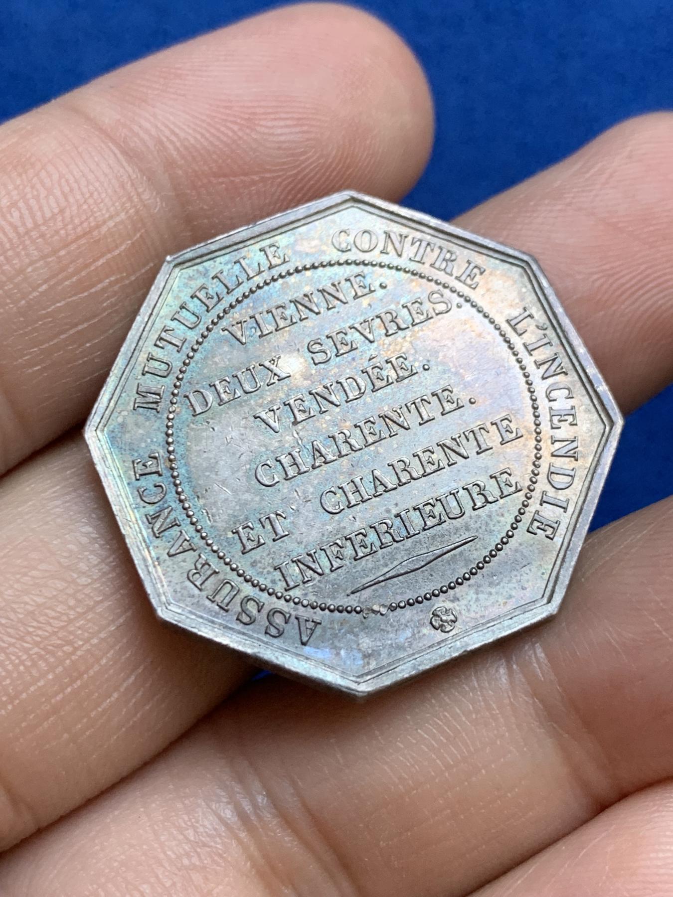 《竞宝斋》第271场-八角与章专场 周日，周一，周二  3场连拍 （全场包邮） 法国八角银章，夏朗德火灾互助保险，12.91g，30.5mm，手指边铭