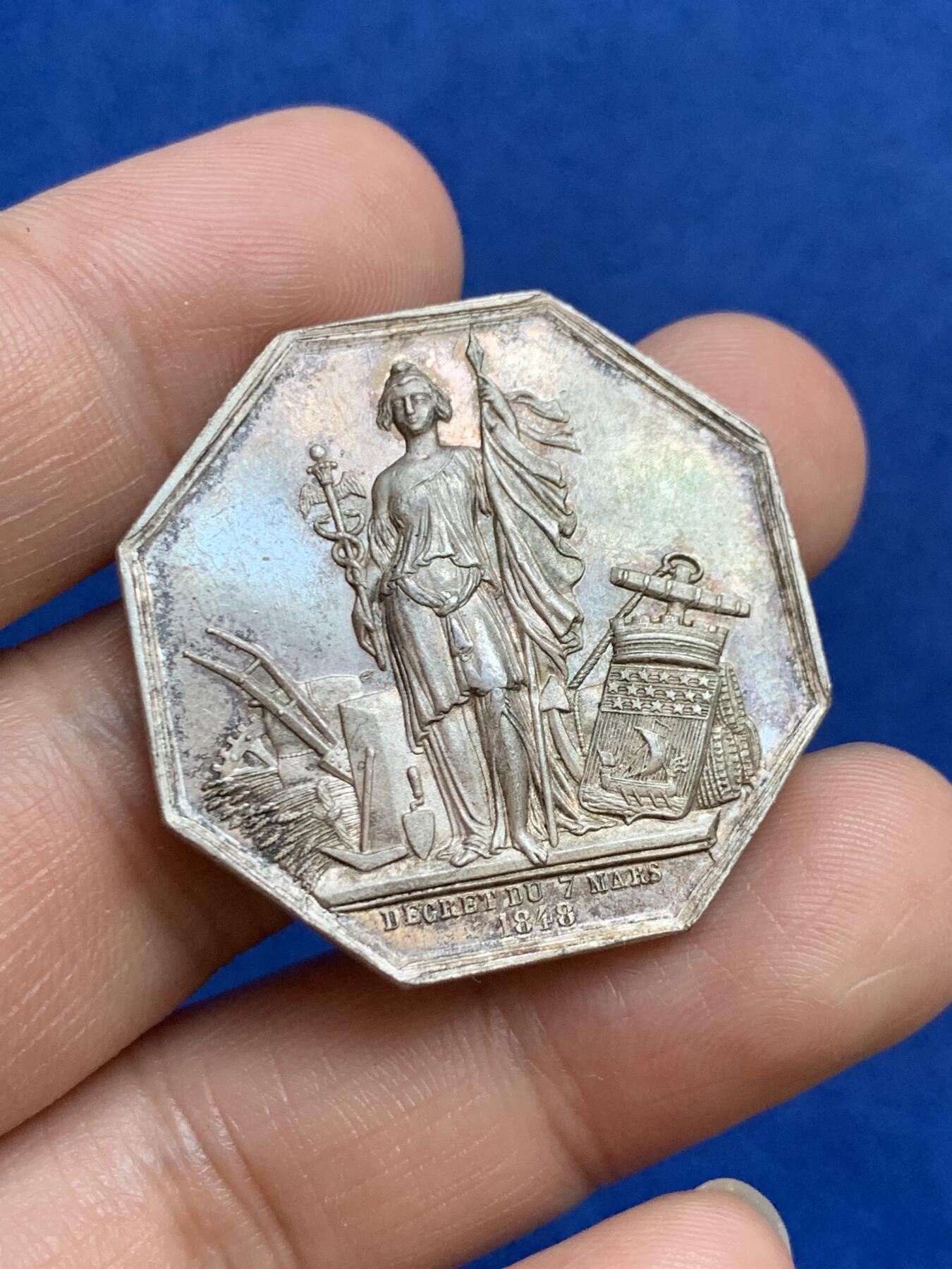 《竞宝斋》第271场-八角与章专场 周日，周一，周二  3场连拍 （全场包邮） 法国JETON银质八角，巴黎贴现银行，直径34.6毫米，重20.00克，无边铭